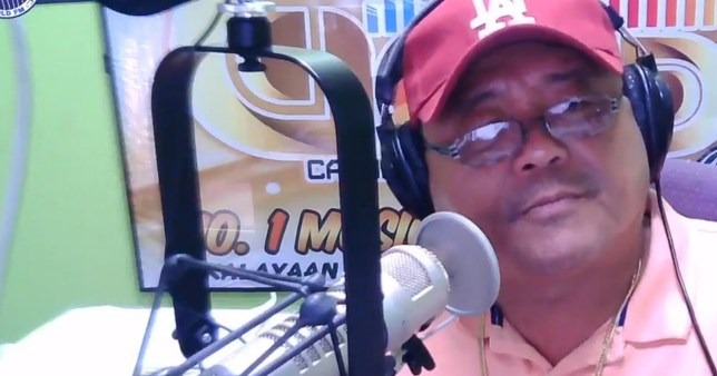 死亡直播！槍手偽裝成粉絲，名嘴播到一半被槍殺爆頭慘死。（翻自《都市報》）