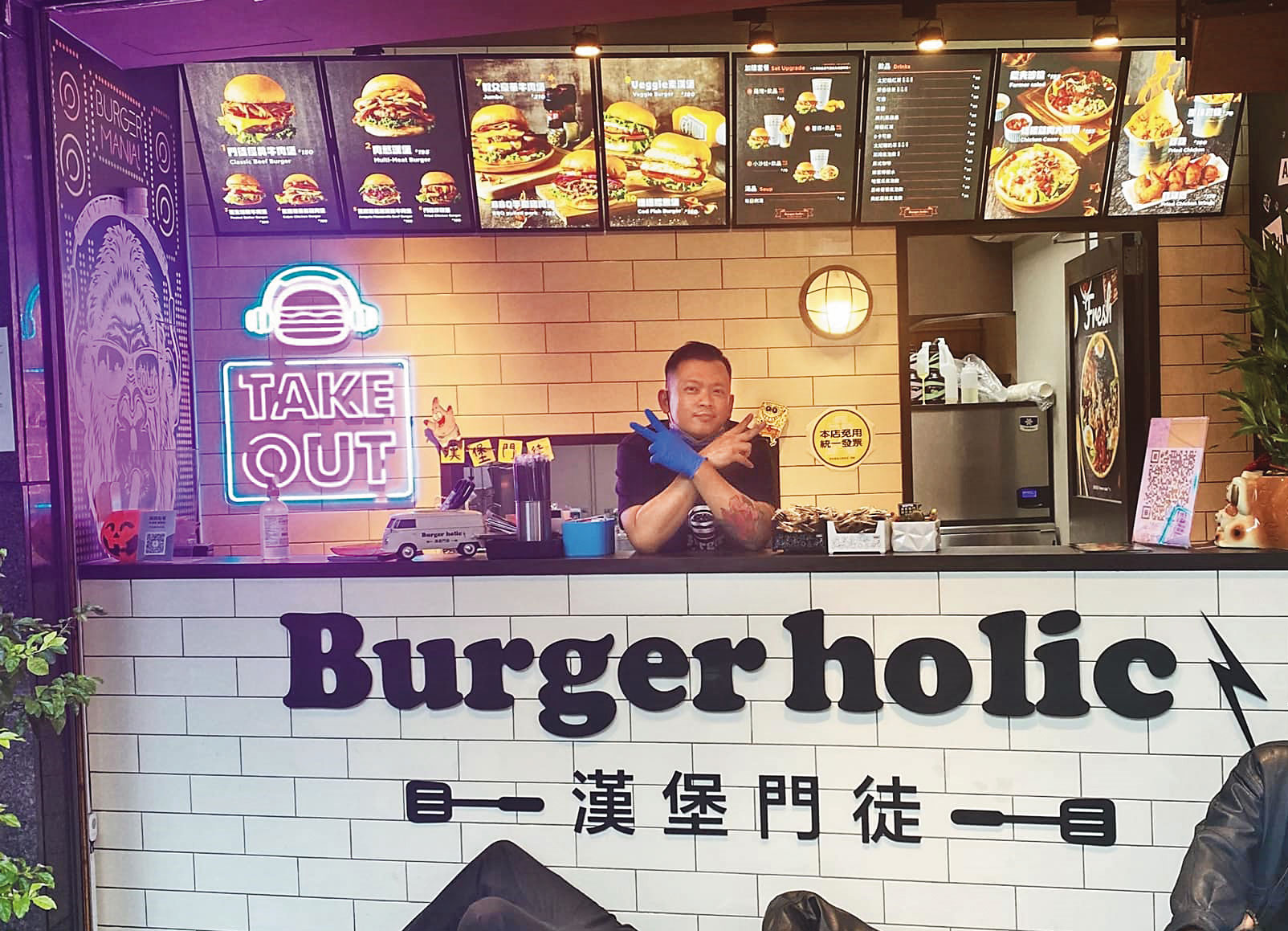 楊居霖自稱漢堡名店創辦人兼總主廚，該店後來倒閉。（翻攝漢堡門徒臉書）