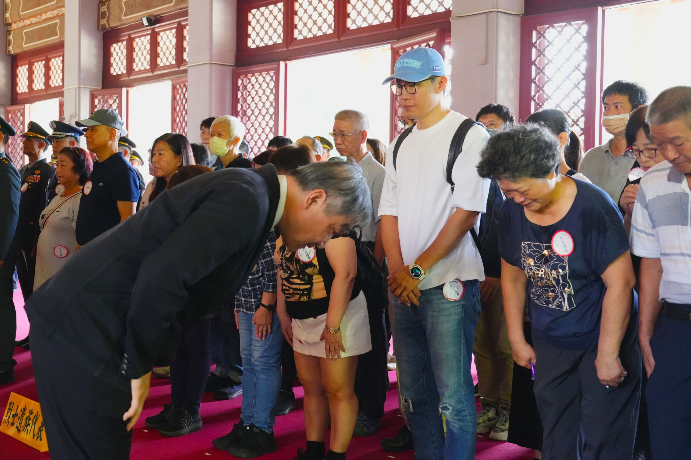 黃副市長向烈士遺族代表鞠躬致意。（台中市政府提供）