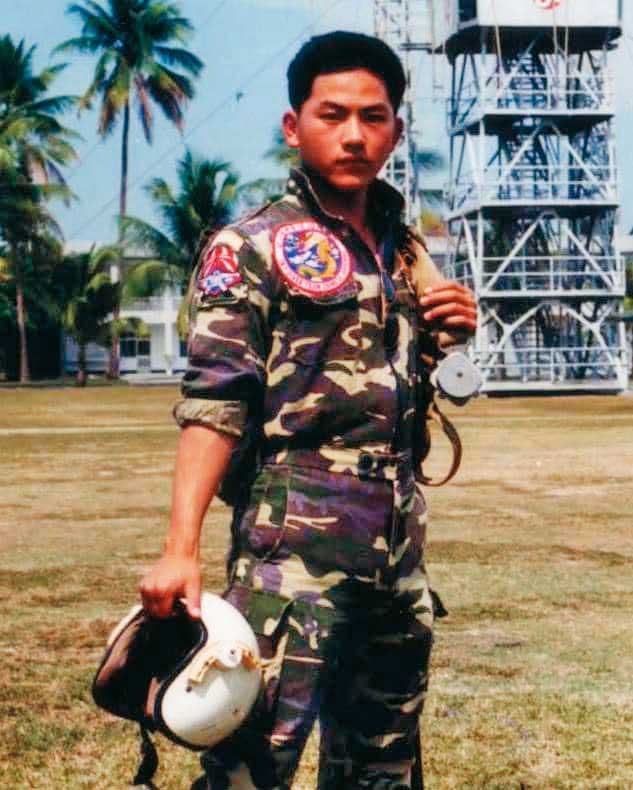 黃春源當兵時在陸軍空降特戰部隊,擔任無線電下士台長。(黃春源提供)