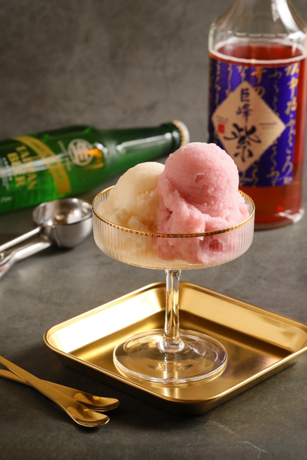 成年人就是要吃這一味！除了淡雅香甜的「紫葡萄香甜酒」，不加一滴水的「台灣生啤18天」是連外國旅客都特意前來嚐鮮的口味。（90元／單球，170元雙球） 