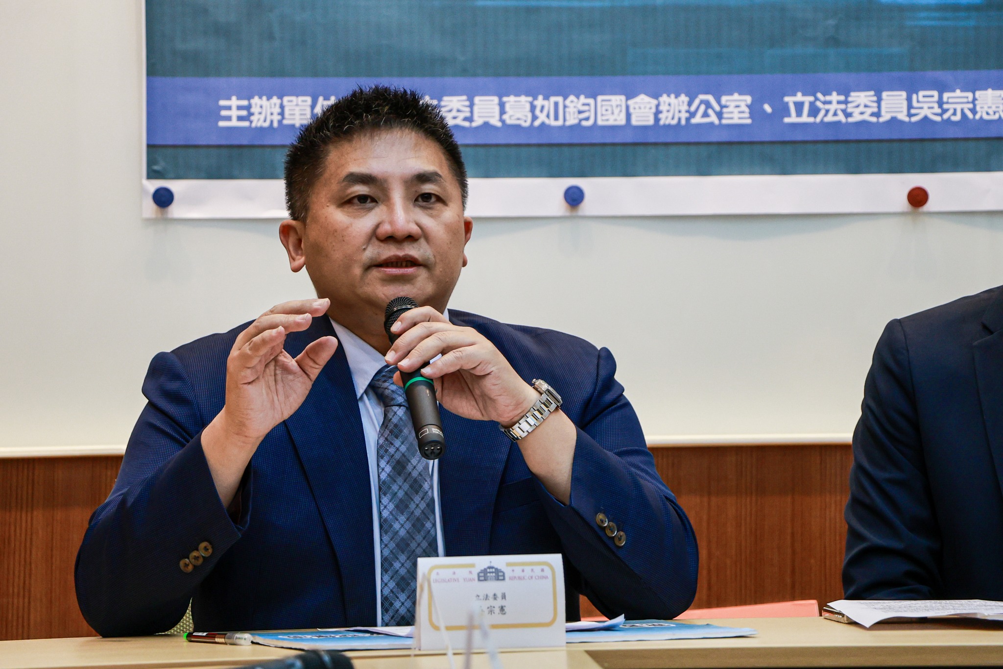 綠委王定宇質疑藍營以政治力介入司法，遭藍委吳宗憲引司法實務打臉。（翻攝自吳宗憲臉書）