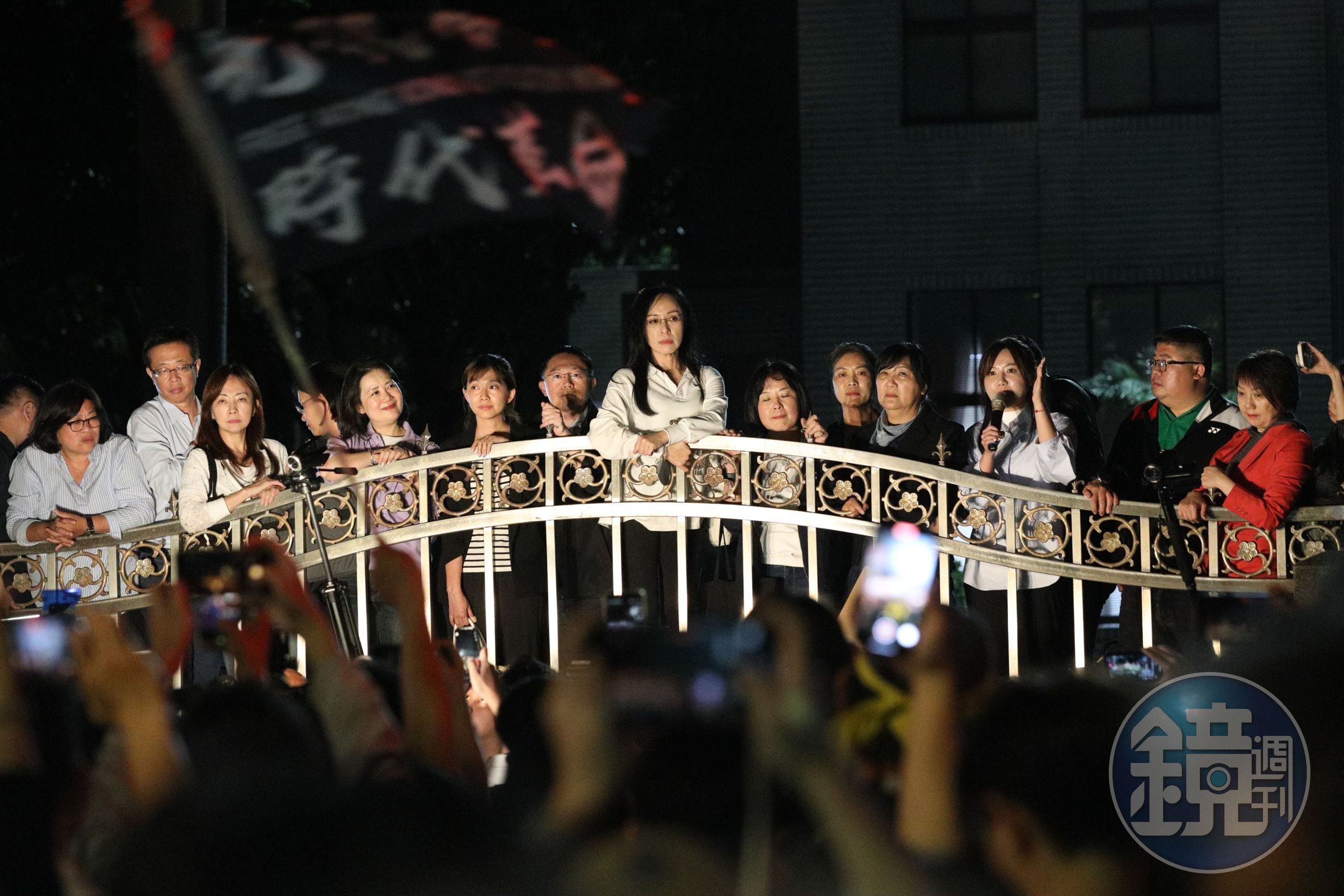 民進黨立委到立法院門口向前來抗議黑箱法案的民眾致意。