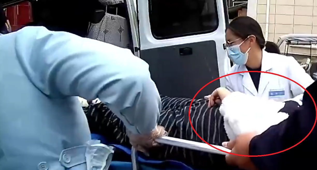 中國一名母親指導兒子寫作業，氣到喘不過氣，經診斷確認為「呼吸性鹼中毒」。（翻攝自微博）