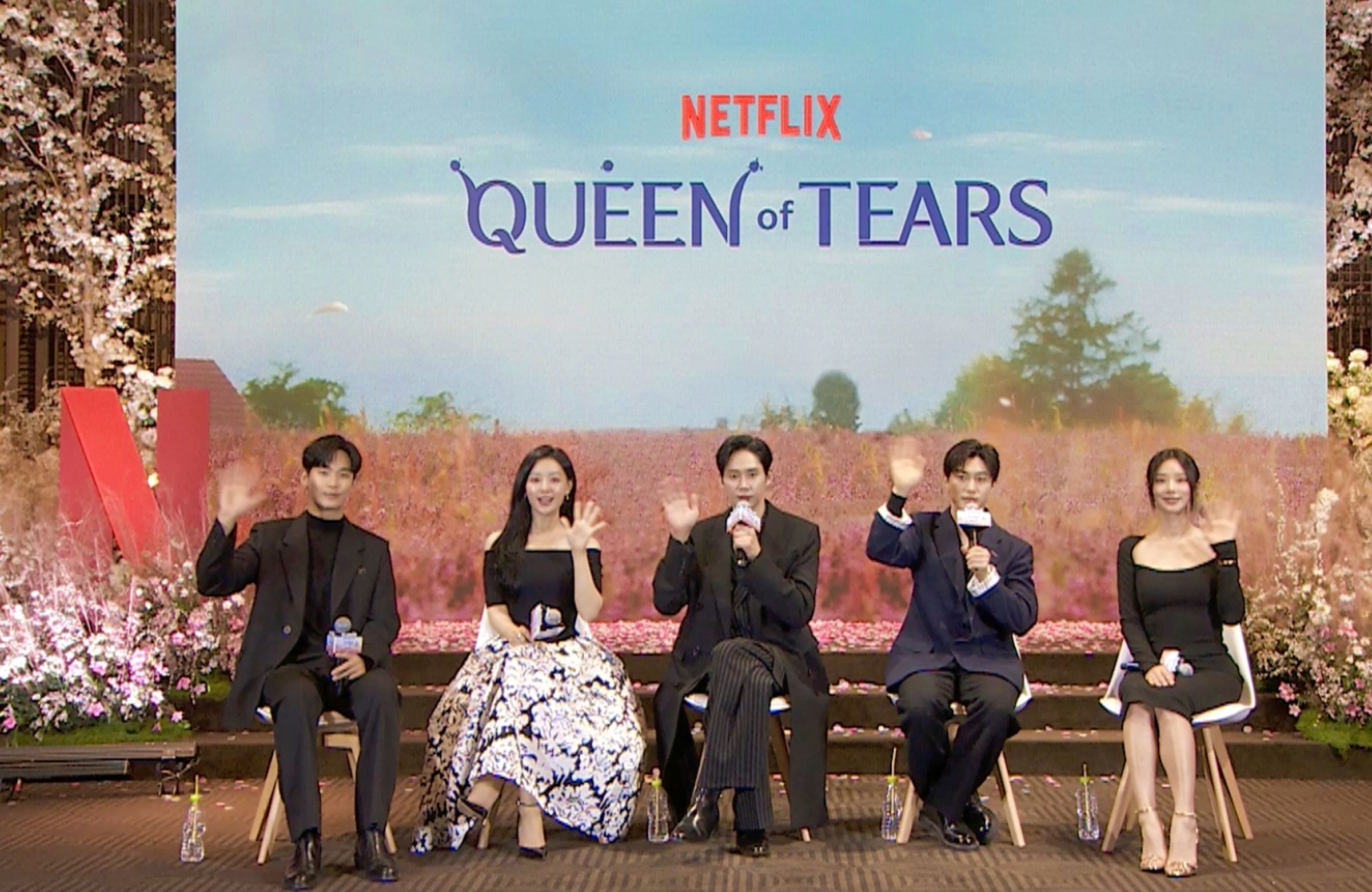《淚之女王》主演群接受台媒視訊聯訪,氣氛超歡樂。(Netflix提供)