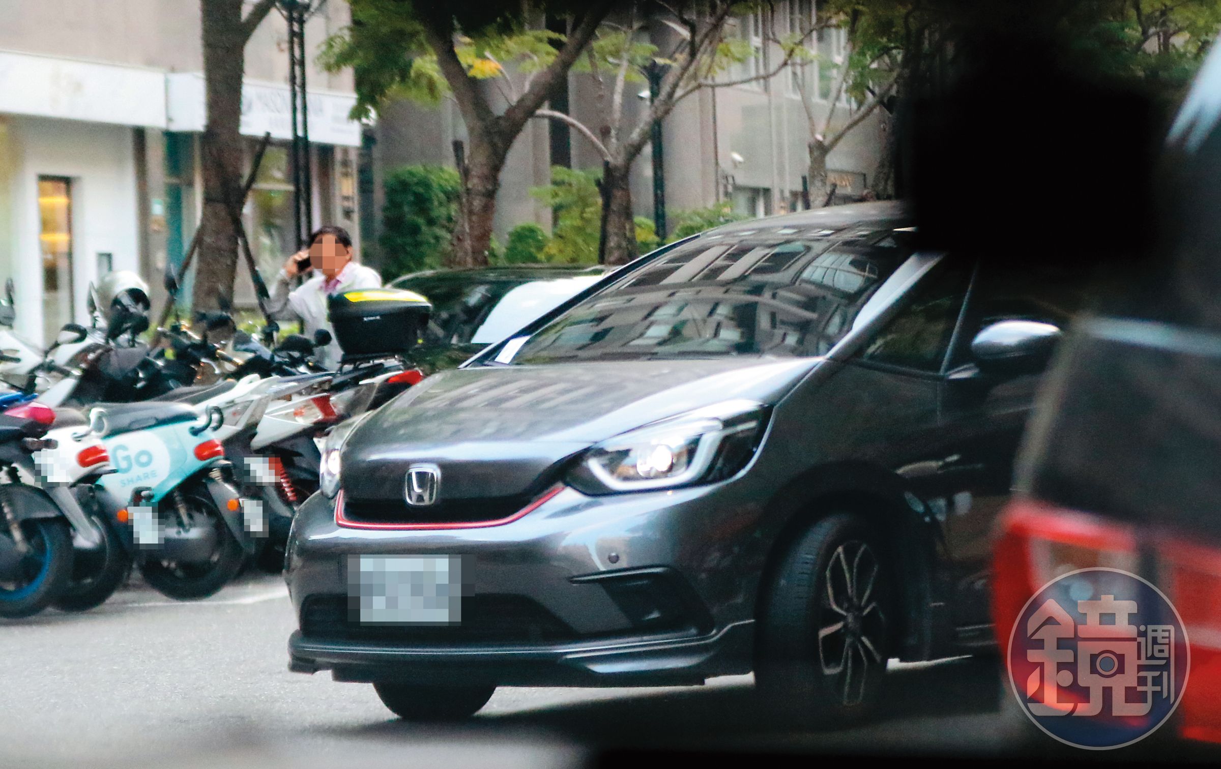 10/24,16:11,郭方儒的車從他跟邱偲琹的住處開出,是一輛黑色的本田車款