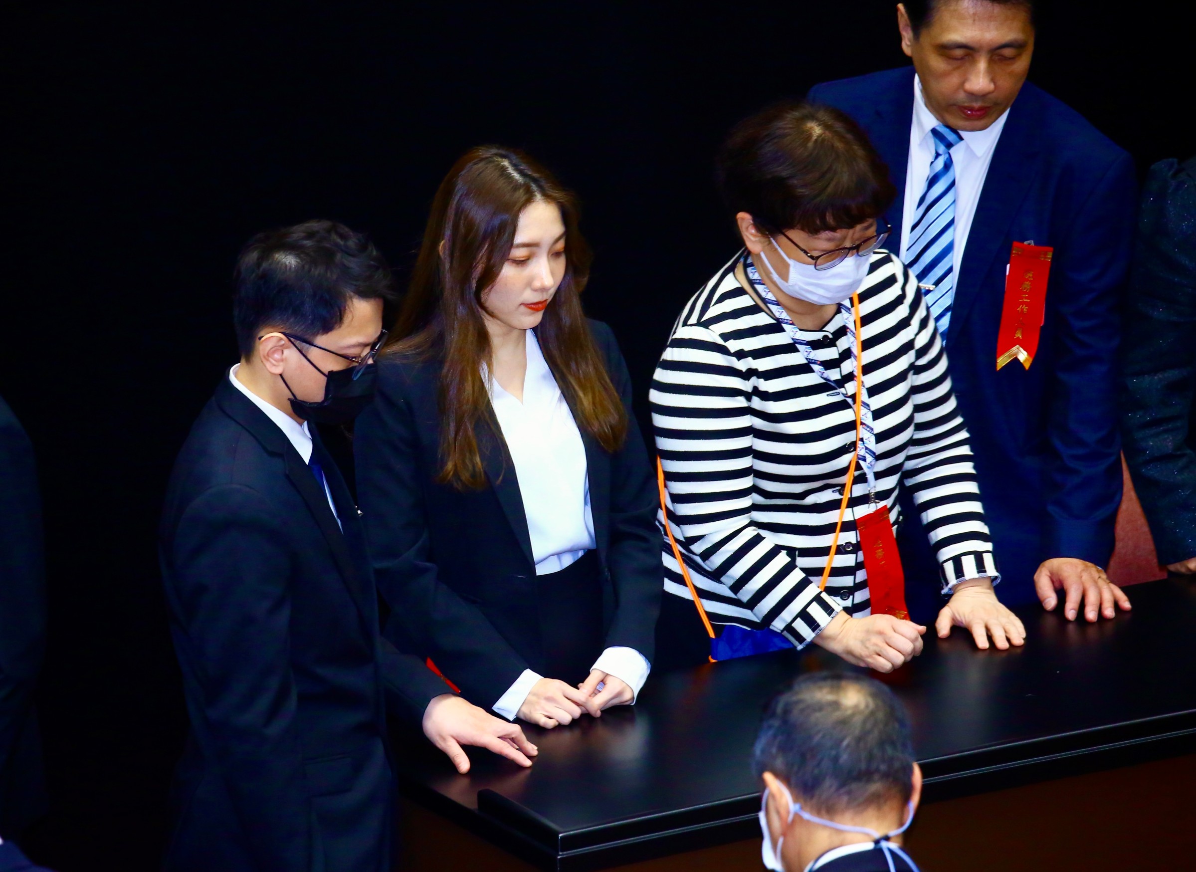 立法院龍頭之爭開票過程中，一名議事人員（左二）意外成為嬌點，引起討論。