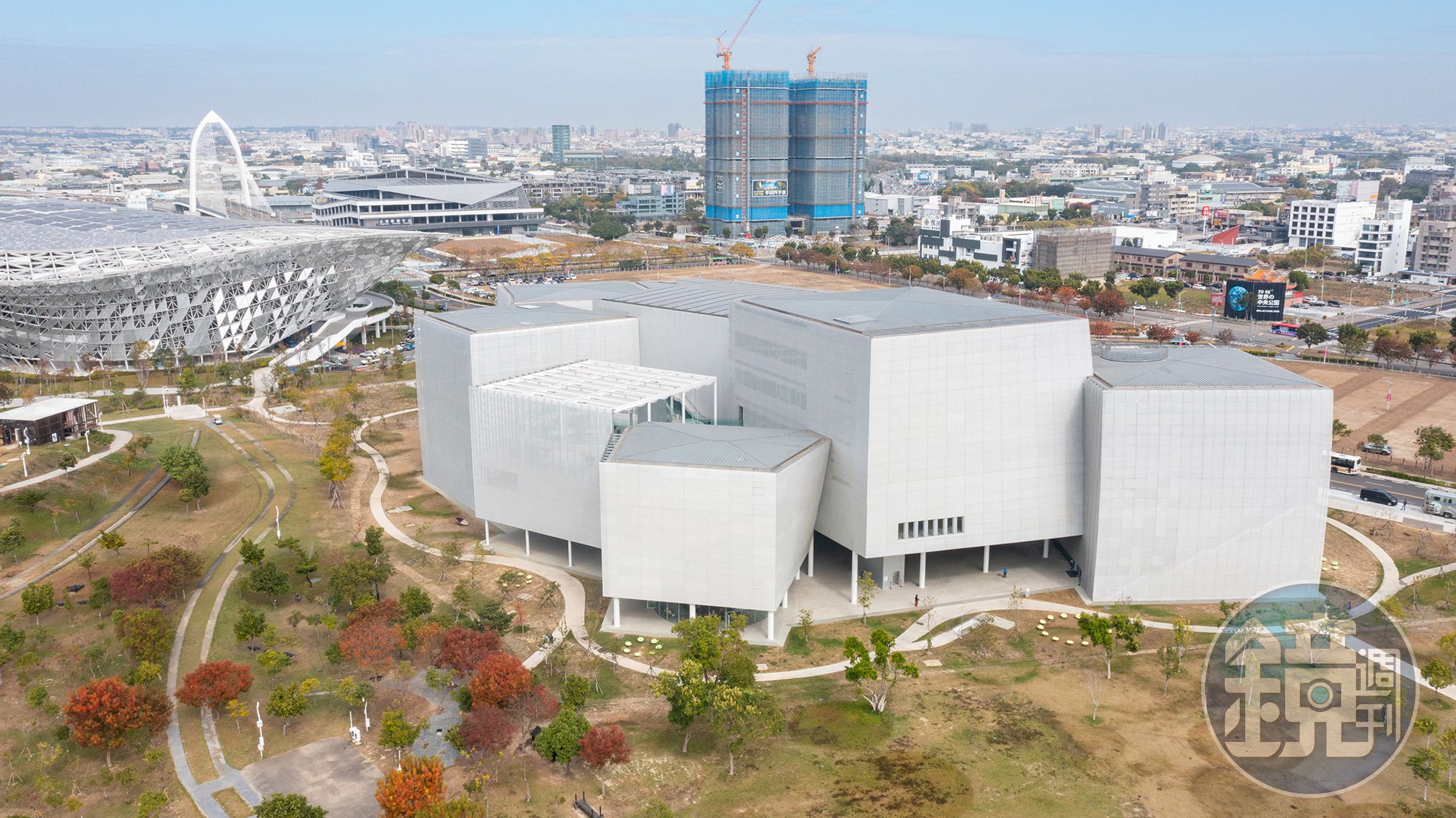 「台中綠美圖」是全台第一座將美術館與圖書館共構的文化場館，建築採抬高設計，彷彿懸浮在中央公園上。