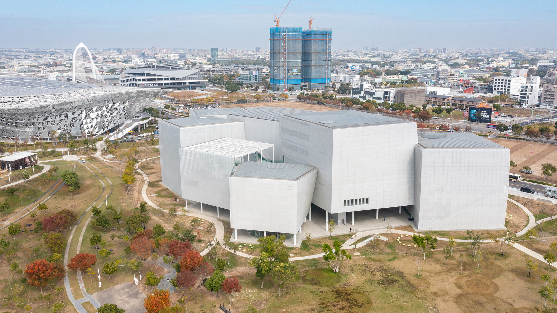 「台中綠美圖」是全台第一座將美術館與圖書館共構的文化場館，建築採抬高設計，彷彿懸浮在中央公園上。