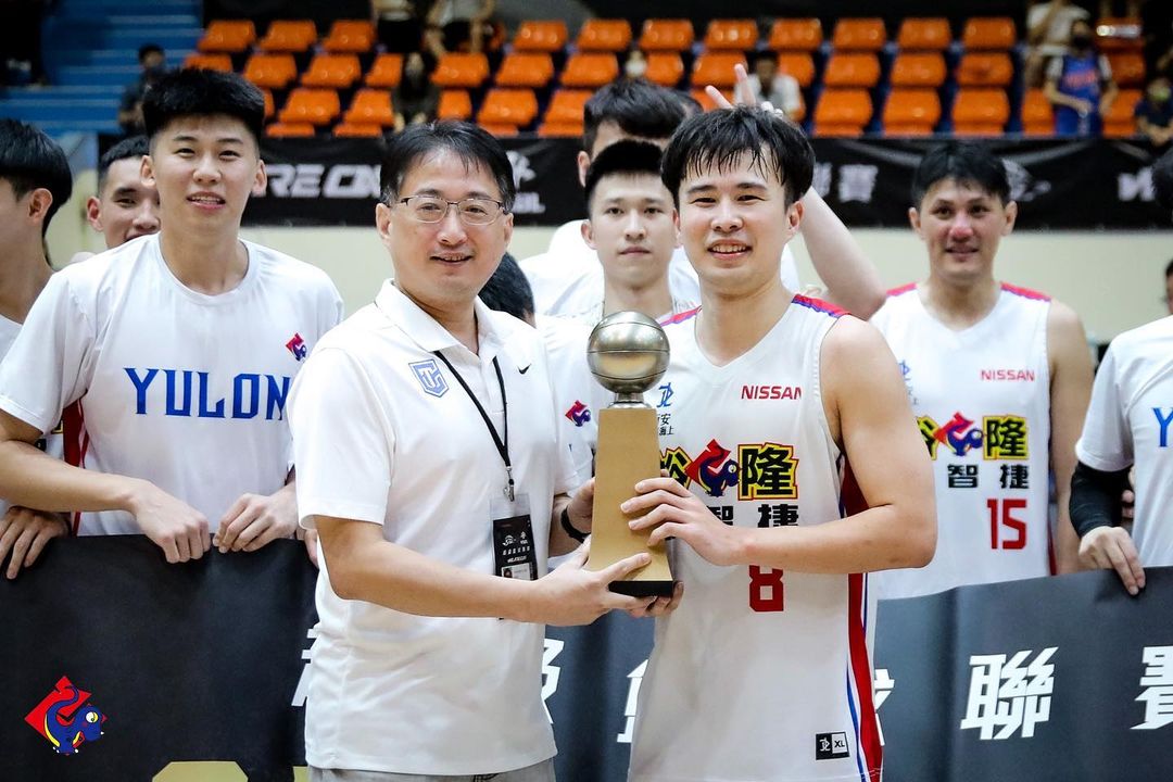 台籃假球案主謀柯旻（前排右）豪遭羈押禁見。（翻攝自IG@yulon.luxgen）