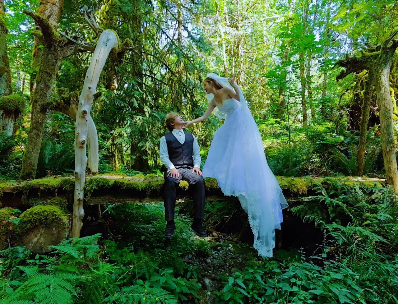 孟慶而在社群公開森林系絕美婚紗照。（蕾絲娃娃法式手工婚紗、老爺西服提供）