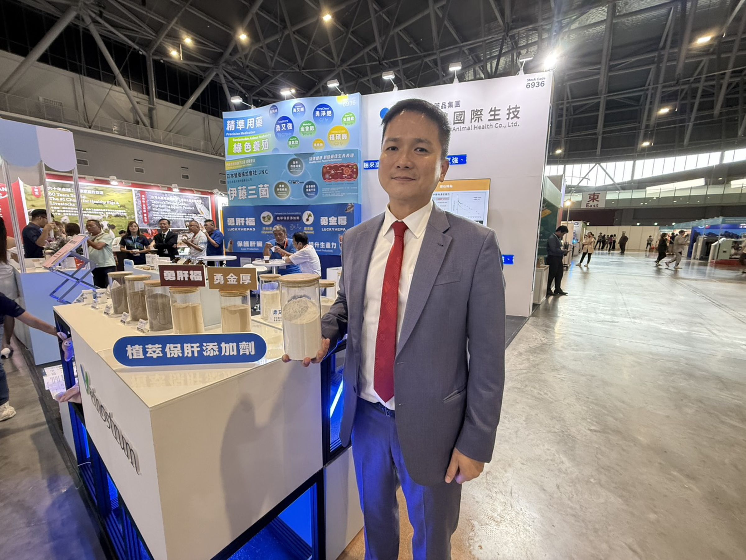 永鴻國際生技董事長鍾威凱指出運用微生物發酵平台開發的添加劑，可讓動物排泄物的臭味降低6成。（亞太農技展提供）