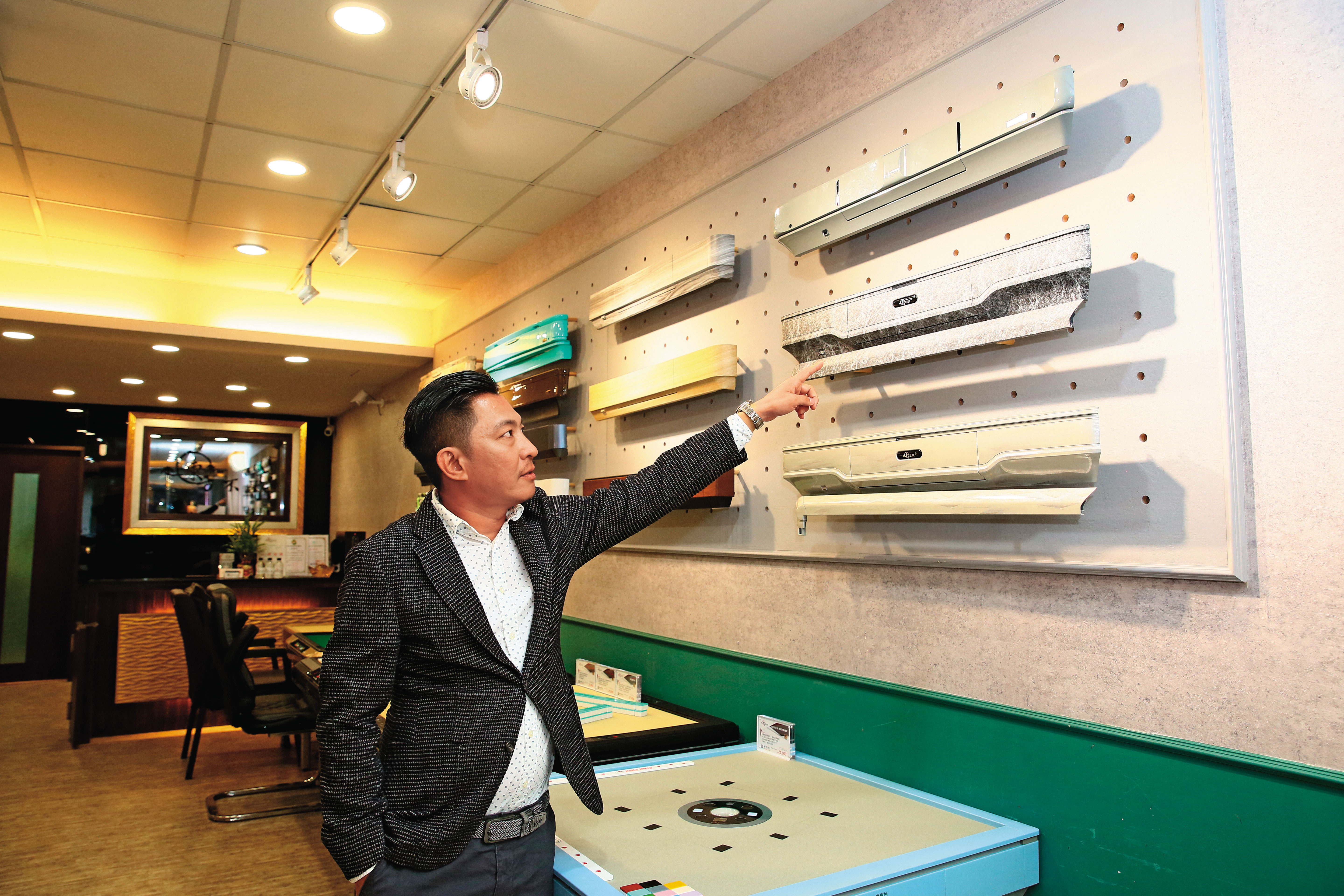 陳家豪說,其他品牌桌框都是簡單烤漆,他們則做出差異化,以高級工藝打造不同紋路邊框供選擇。