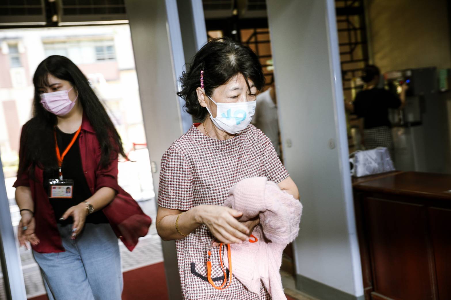 陳佩琪進入法院時不發一語，但開庭結束後情緒失控朝法官怒吼。（鏡報鄒保祥攝）