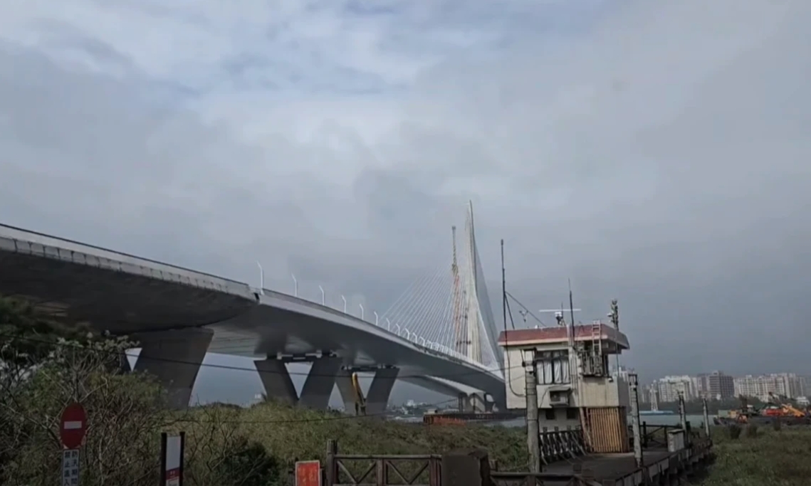 橫跨淡水與八里的淡江大橋預計今年5月通車，但近期周邊居民反映出現風切聲，引發關注。（翻攝自臉書/新北市議員鄭宇恩）