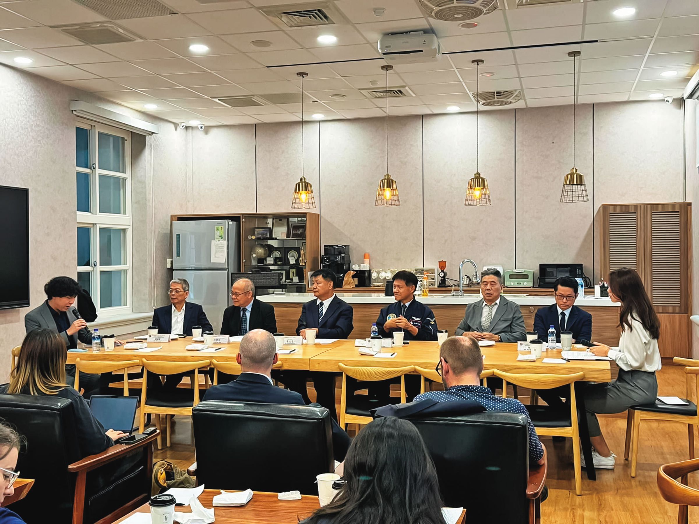 李文忠上任後也與駐台外媒座談,說明未來工作方向。(翻攝國防院官網)