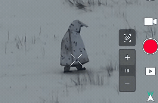 1名俄羅斯士兵為了躲避紅外線偵測，身披特製的防熱斗篷，看起就像1隻迷途「企鵝」。（翻攝自120 окрема бригада Сил територіальної оборони ЗСУ FB）