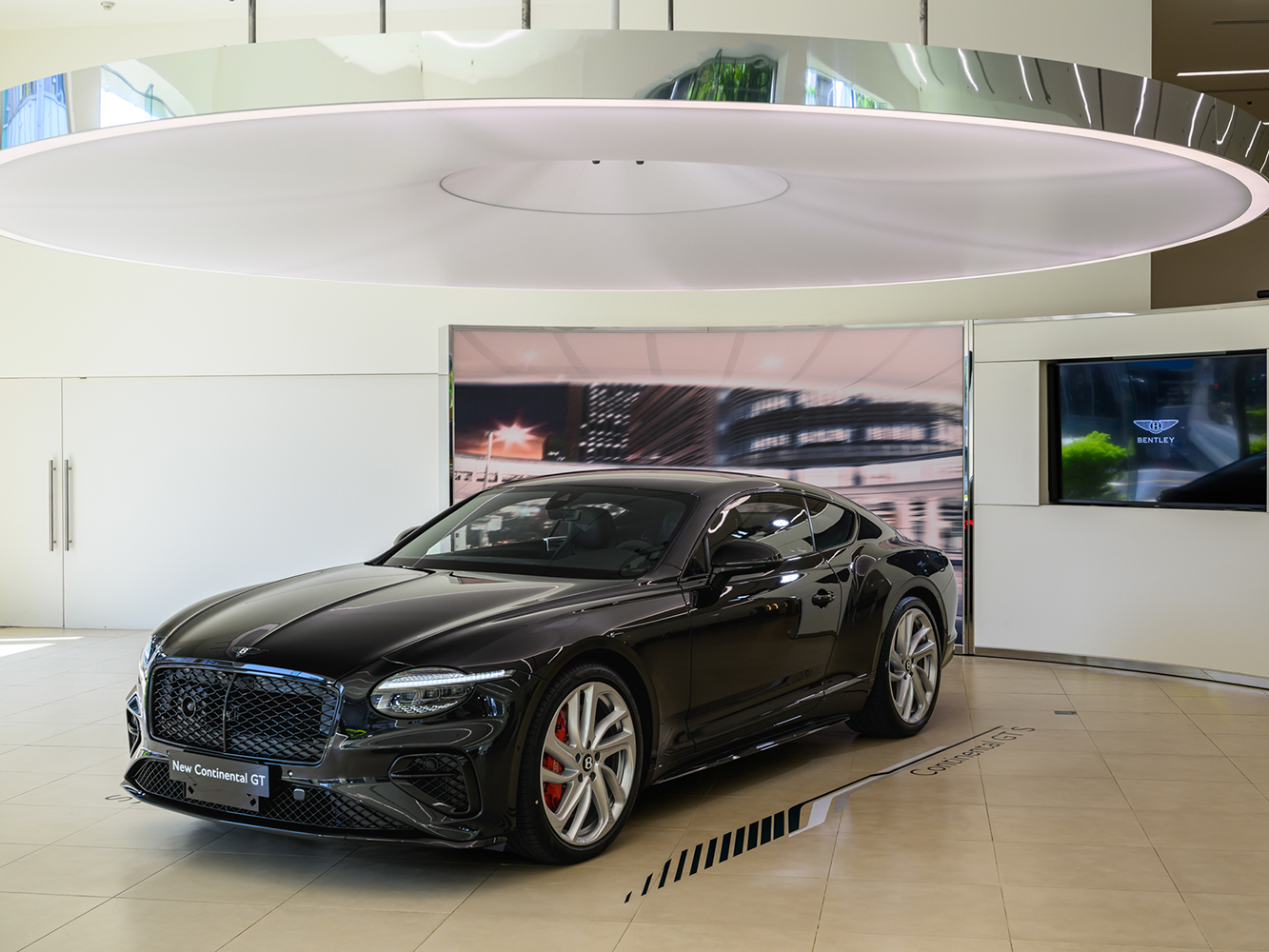 延續過去 Supersports 的性能精神，Continental GT S 成為第四代 Continental 車系中更具運動化定位的全新車型。