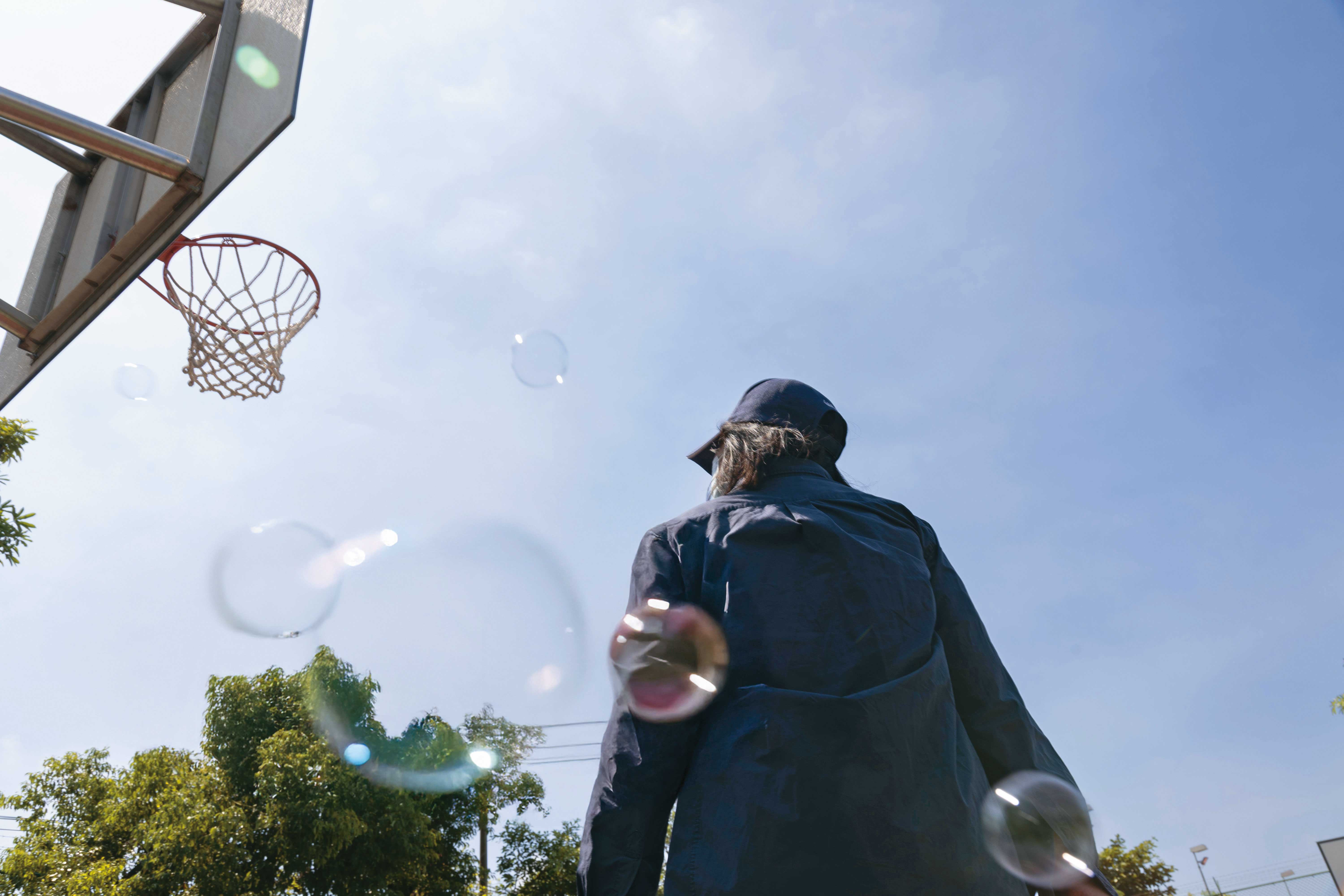 去年夏天，貝貝被詐騙集團誘導向融資公司申貸，僅憑學生證，就負債33萬元。