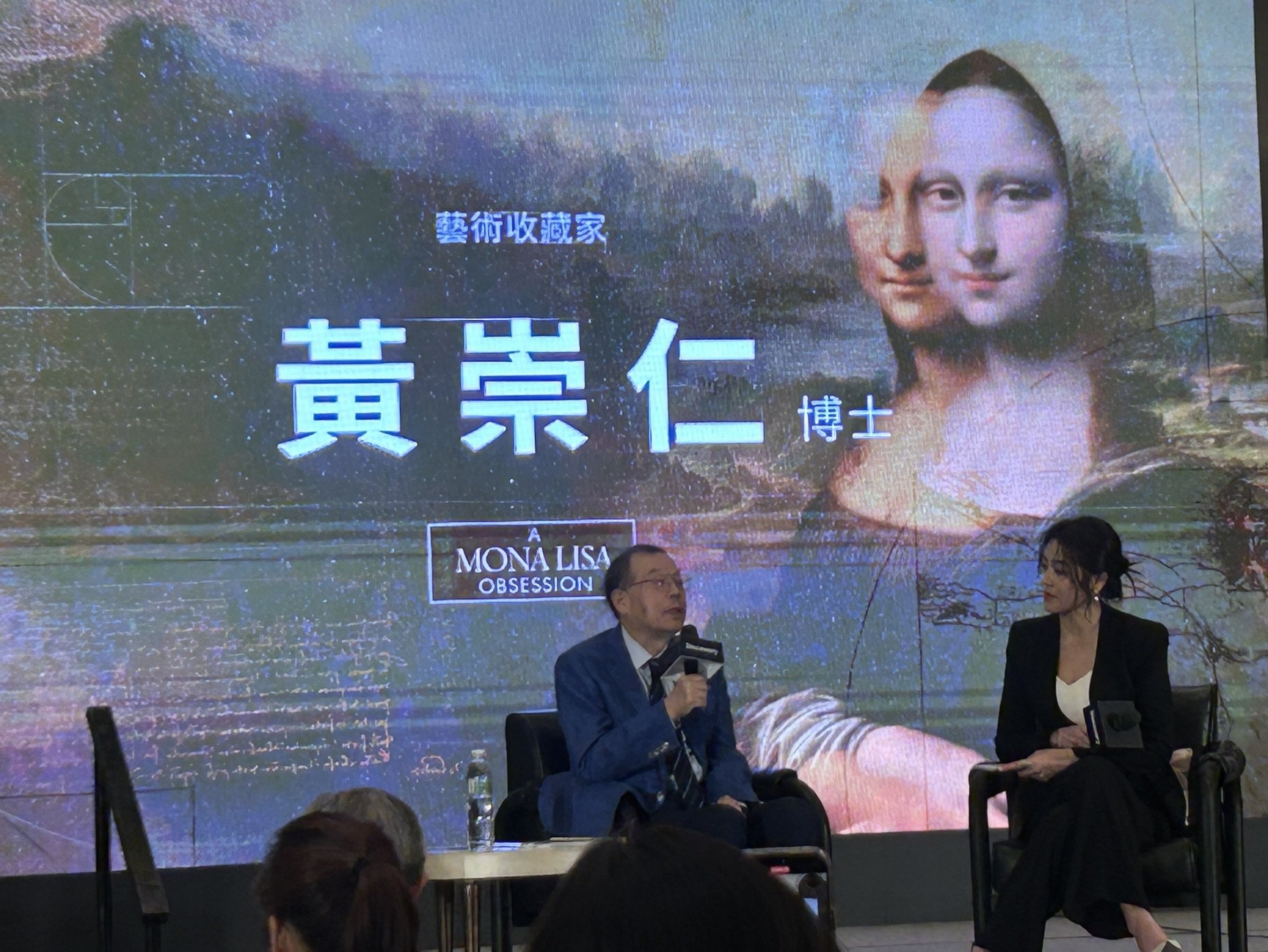 黃崇仁(左)分享自己收藏畫作的故事。