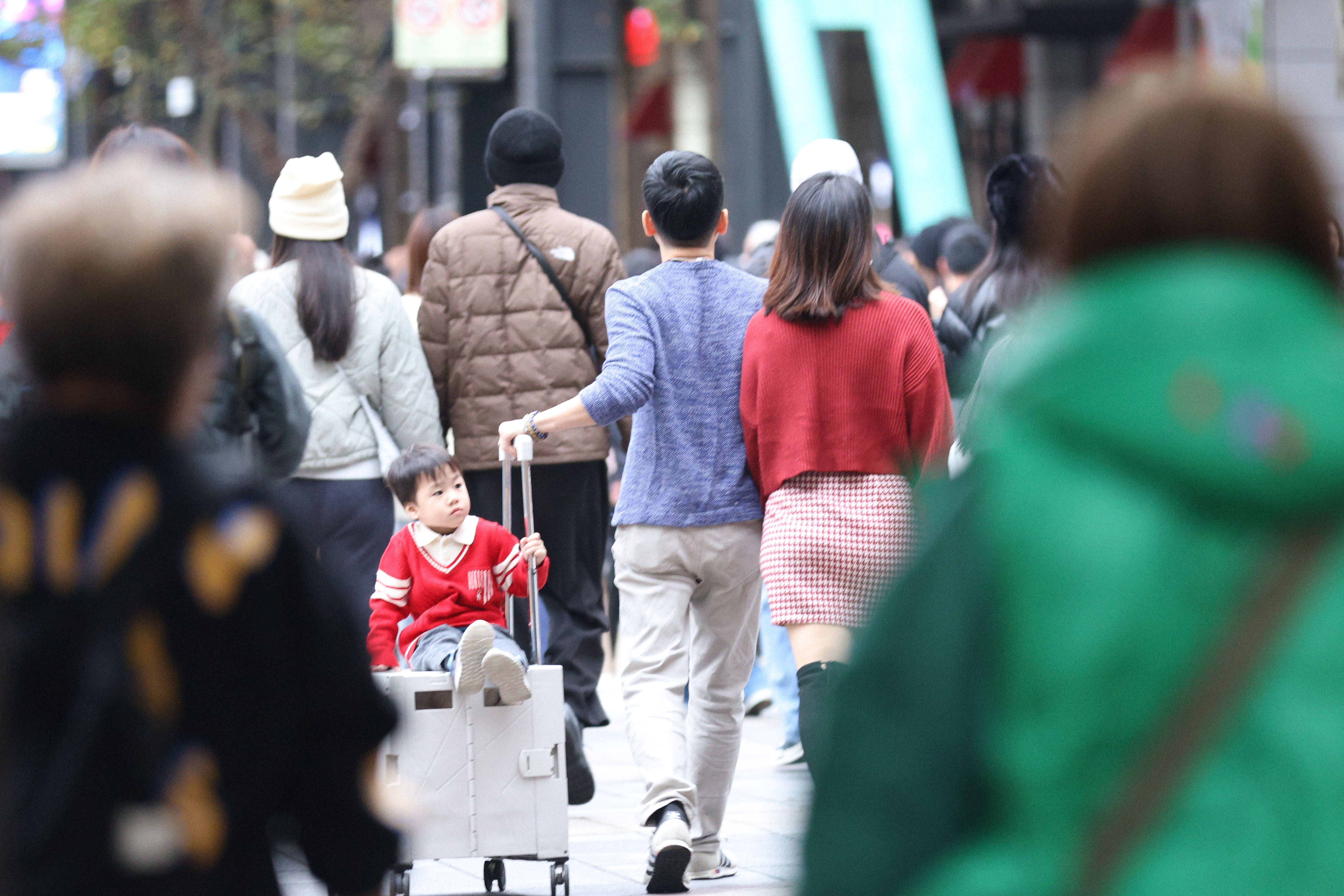 今日華南雲雨區東移及東北季風影響，北部及東北部天氣較涼，其他地區早晚亦涼。（鏡報劉耀勻）