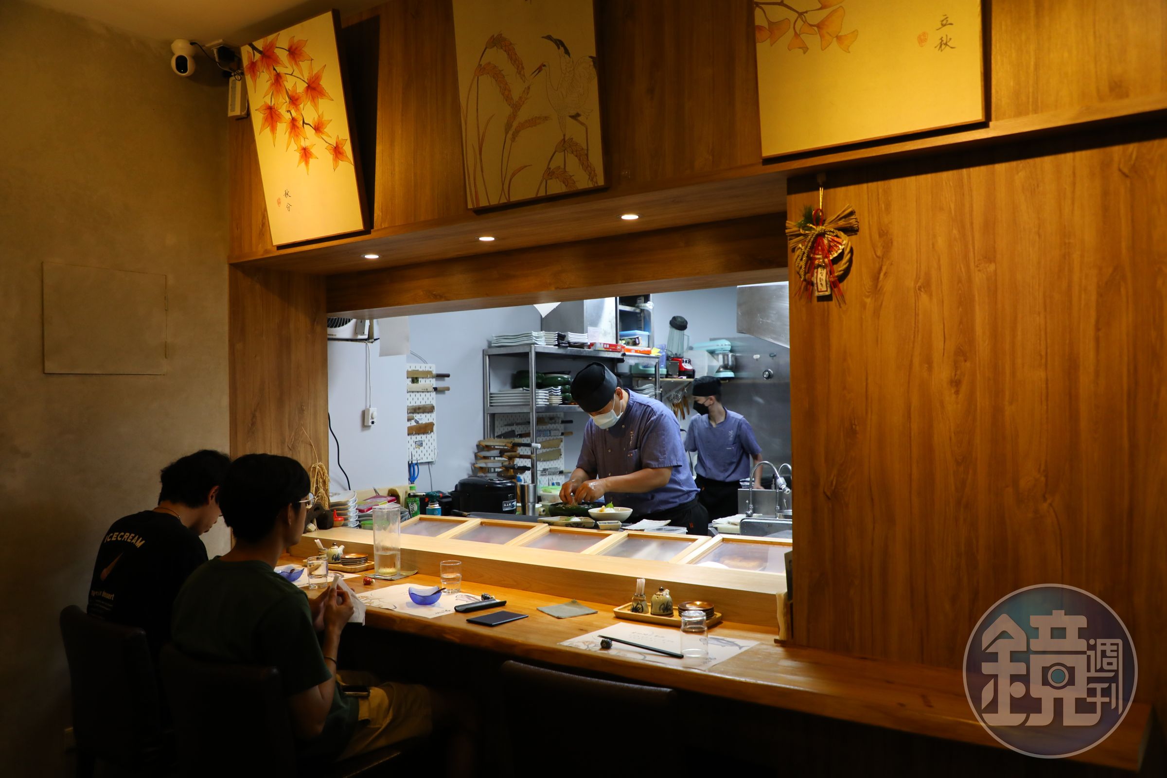 廚房前特地設置幾個板前座位,可以觀賞廚師料理的風景。