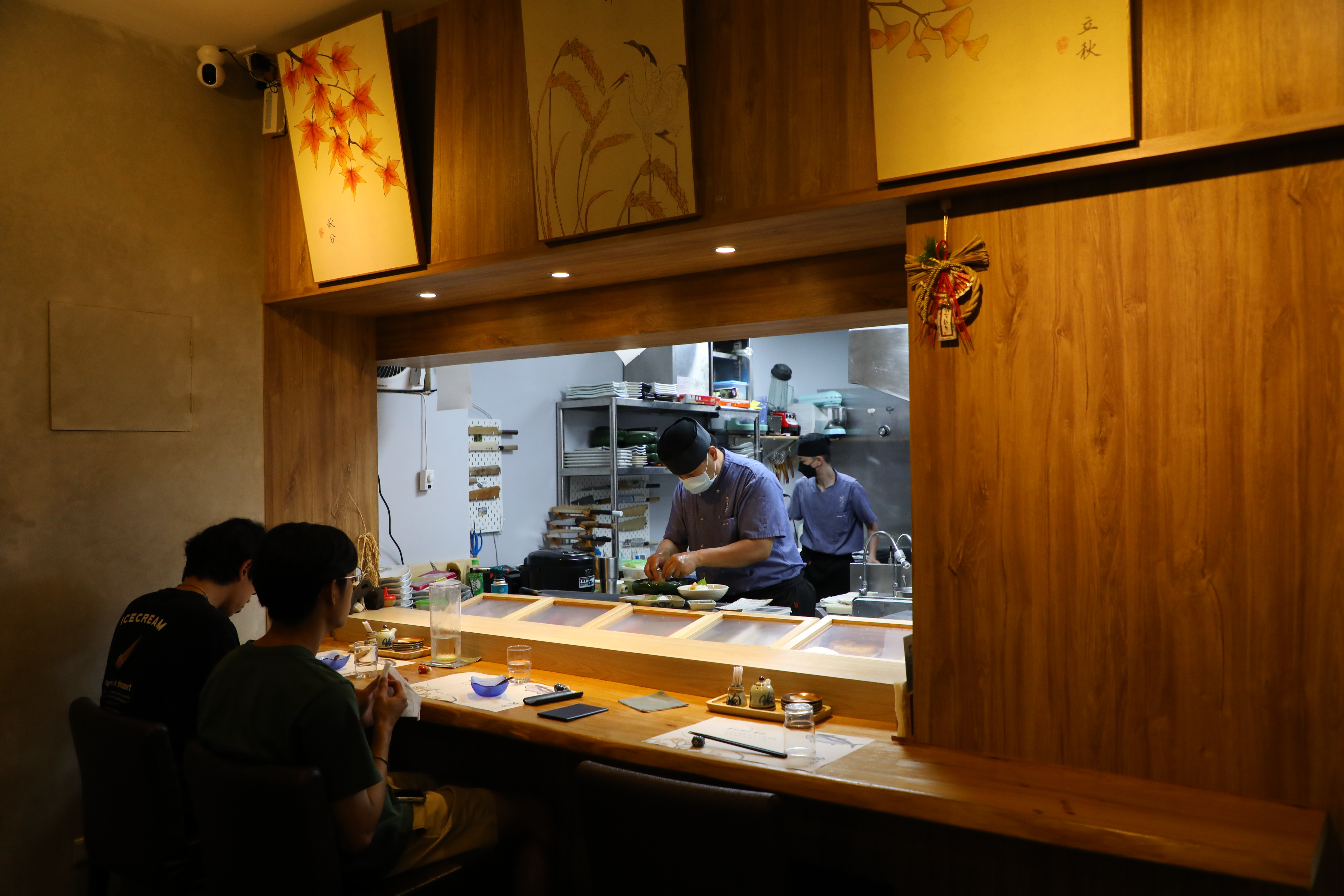 廚房前特地設置幾個板前座位，可以觀賞廚師料理的風景。
