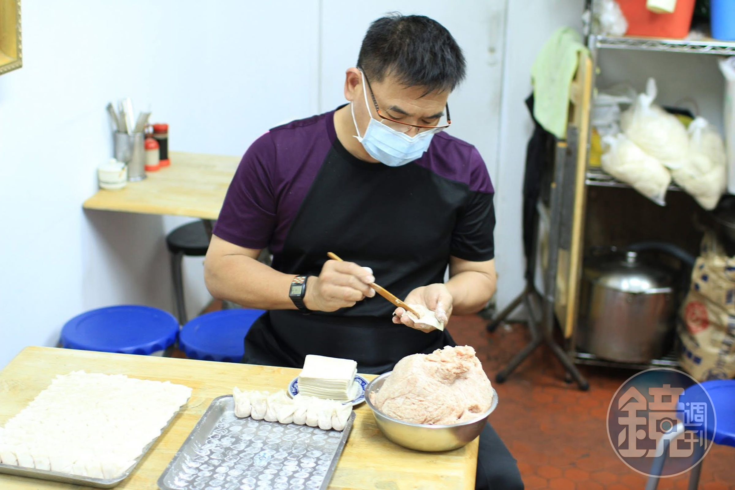 林進泰靠一雙捏扁食手在台北打天下。巔峰時每天要包5000顆扁食。