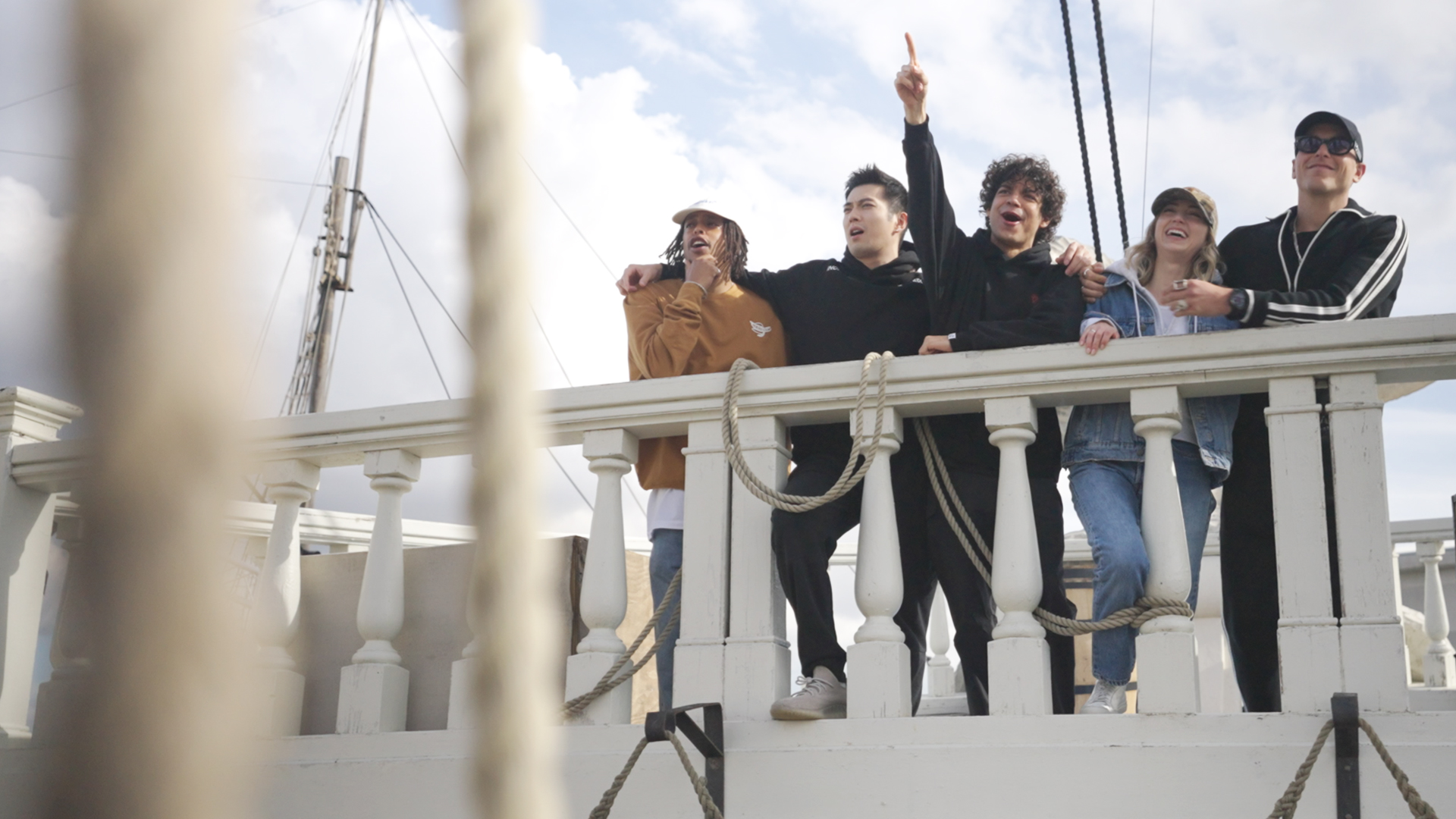 草帽海賊團成員，全員在南非開普敦的拍攝現場集合完畢，宣布《航海王》第2季開拍。（Netflix提供）