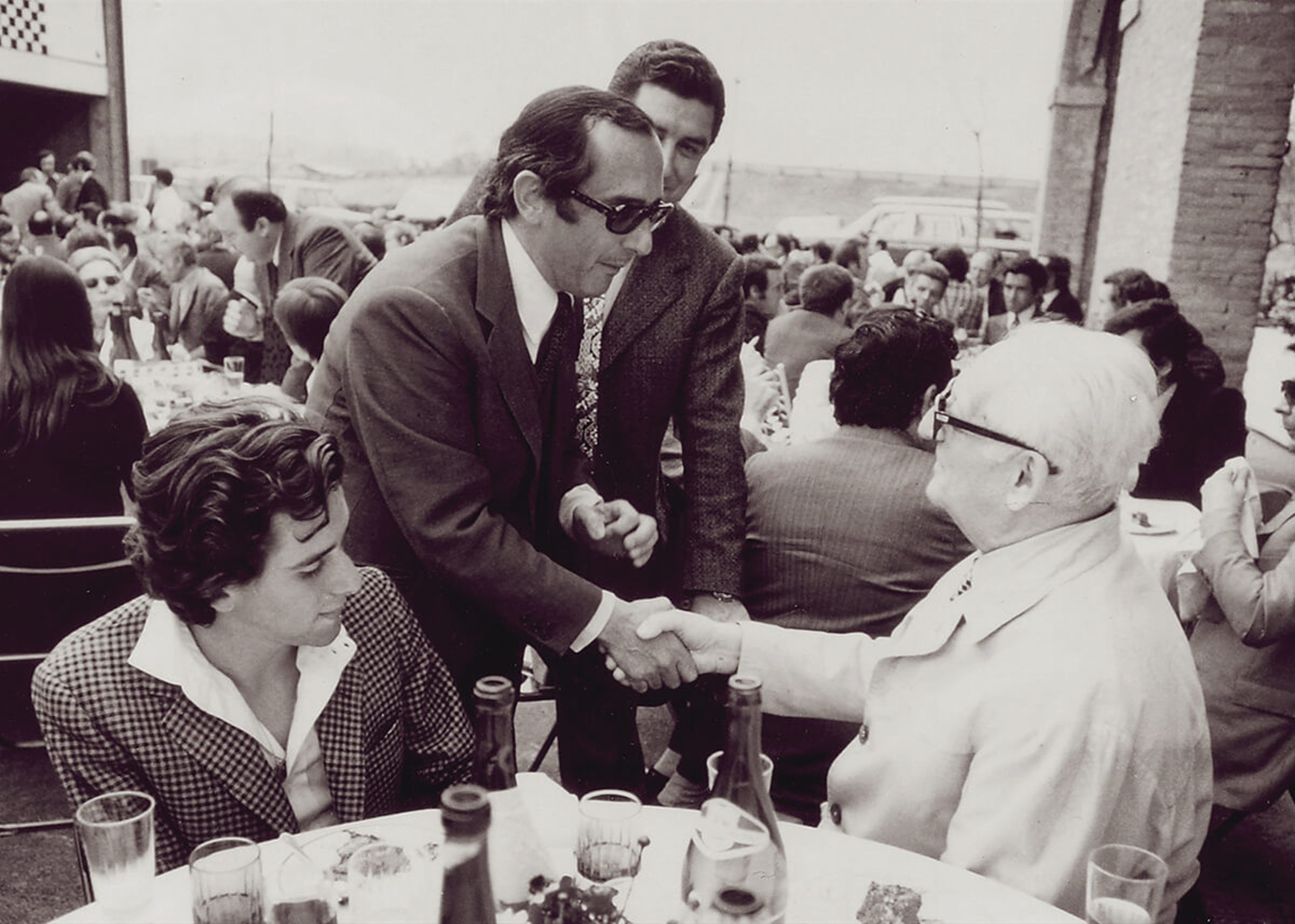 法拉利創辦人Enzo Ferrari (右)在1974年某個活動上接受Jack Heuer(中)的握手致意。
