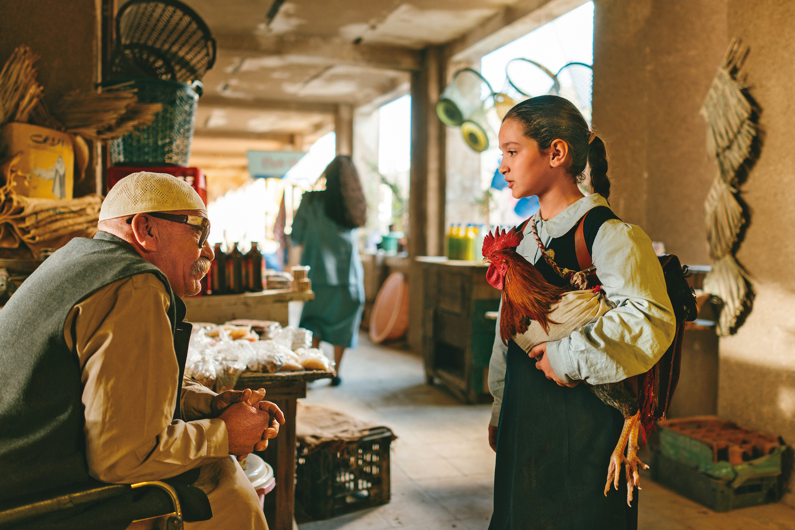 與祖母相依為命的女孩被抽中代表班級為總統獻上蛋糕，她進城搜集食材，卻遇上各種殘酷惡意。（光年映畫提供）