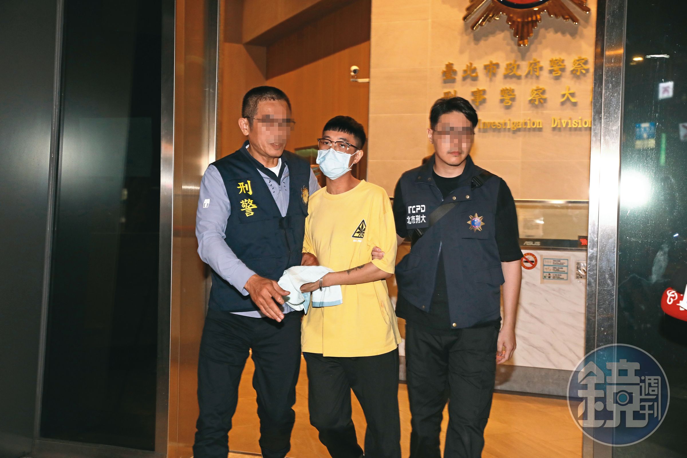 孫安佐的經紀人朱翊銘(中)從北市刑大帶出移送北檢,他被起底資歷非常「豐富」而且特別。