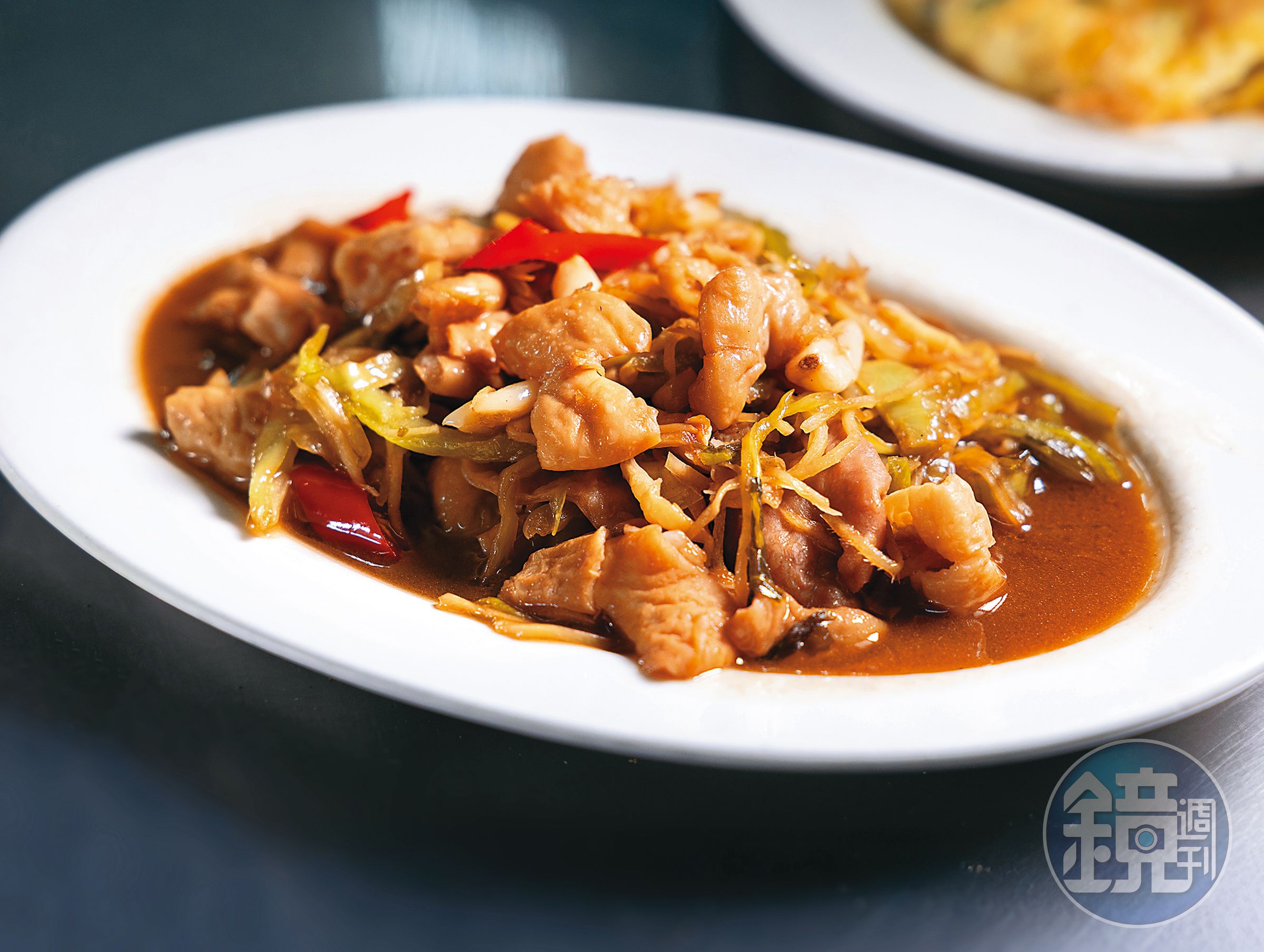 「酸菜炒大腸」鹹鮮入味，光是這一盤就可以配兩碗白飯或啤酒。（170元／份）