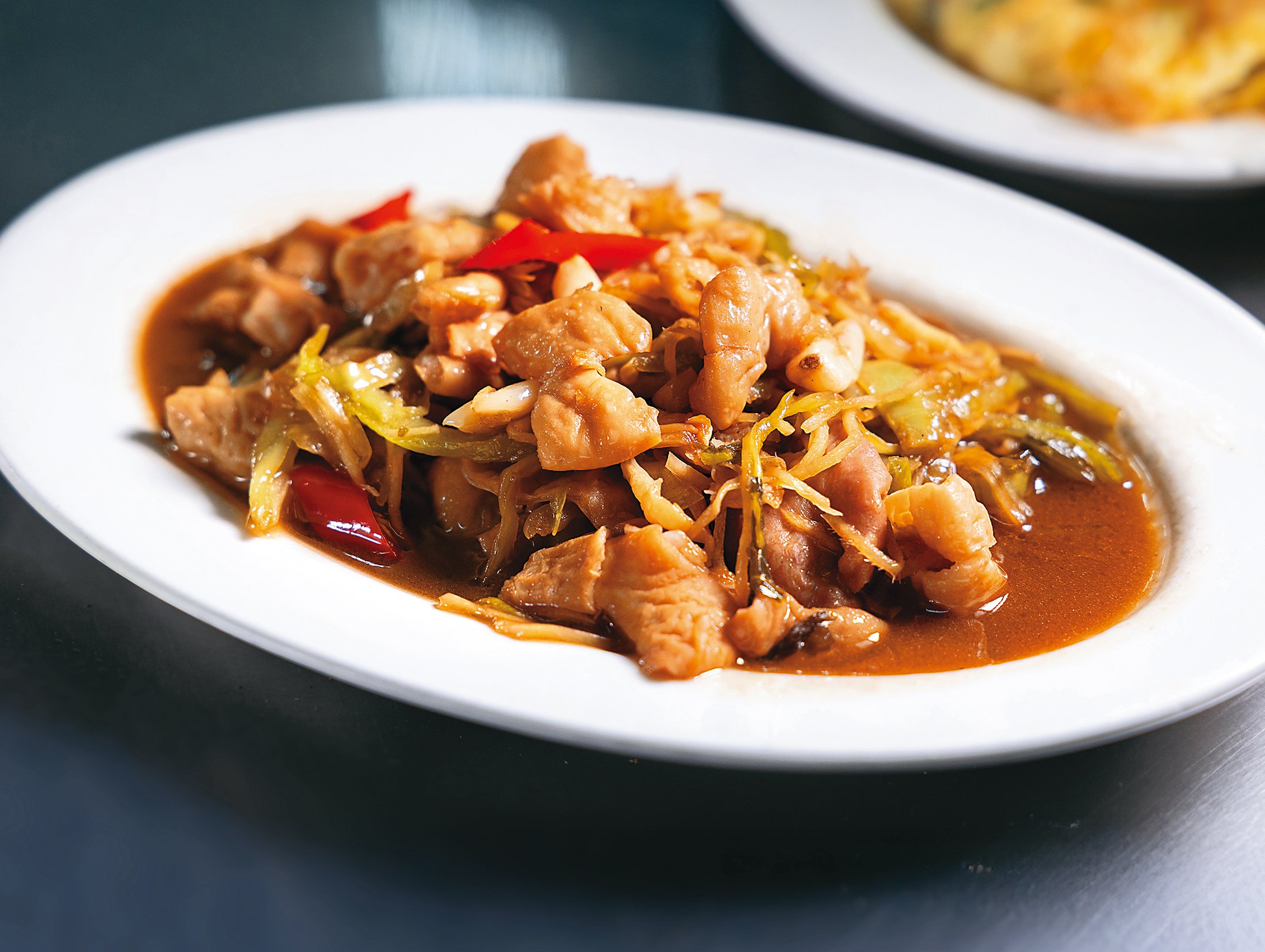 「酸菜炒大腸」鹹鮮入味，光是這一盤就可以配兩碗白飯或啤酒。（170元／份）