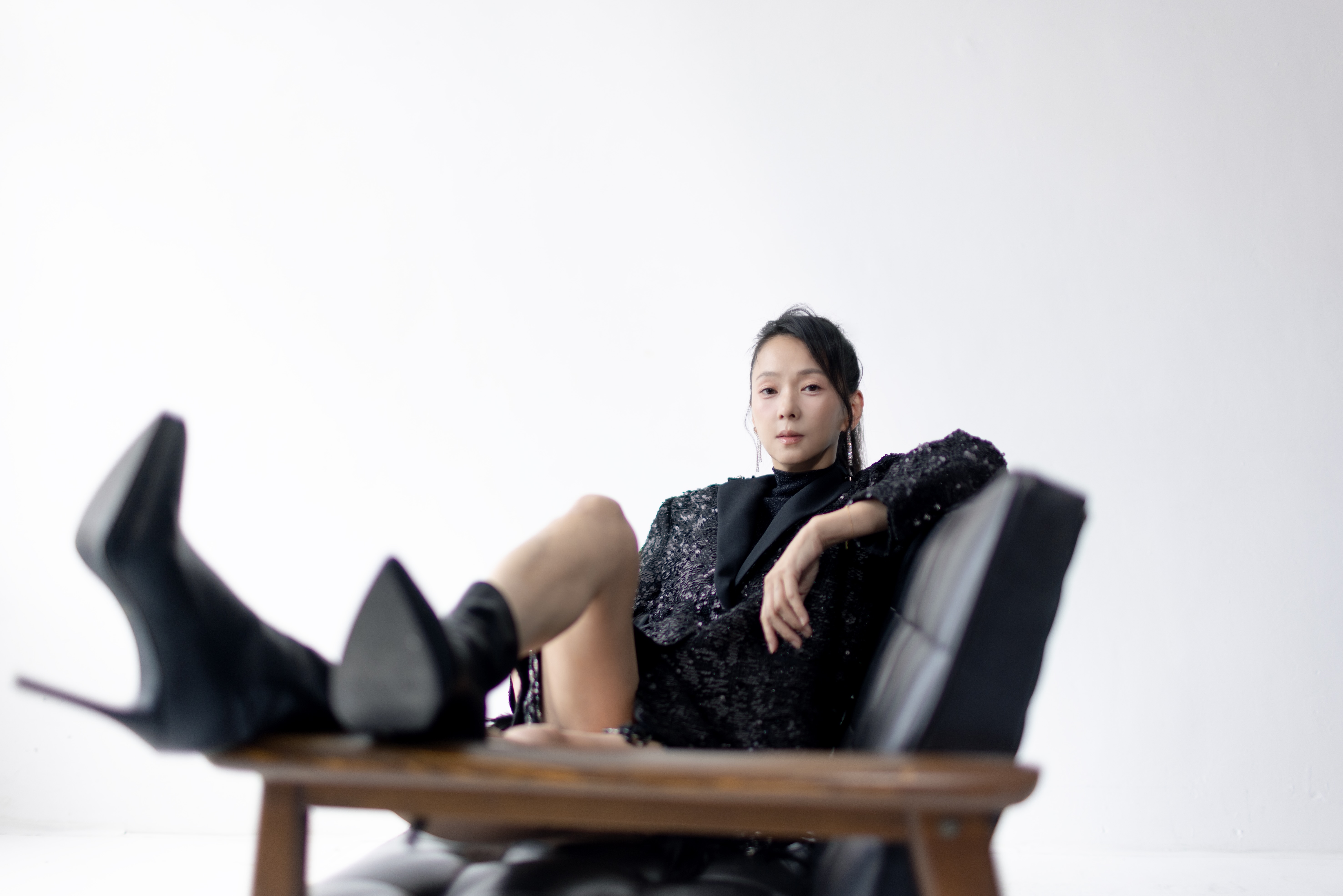 六月的碩士論文是以創效理論來研究藝人經營副業，「寫出來發現藝人除了有公眾影響力之外，絕大多數都該再加強做生意的專業知識。」