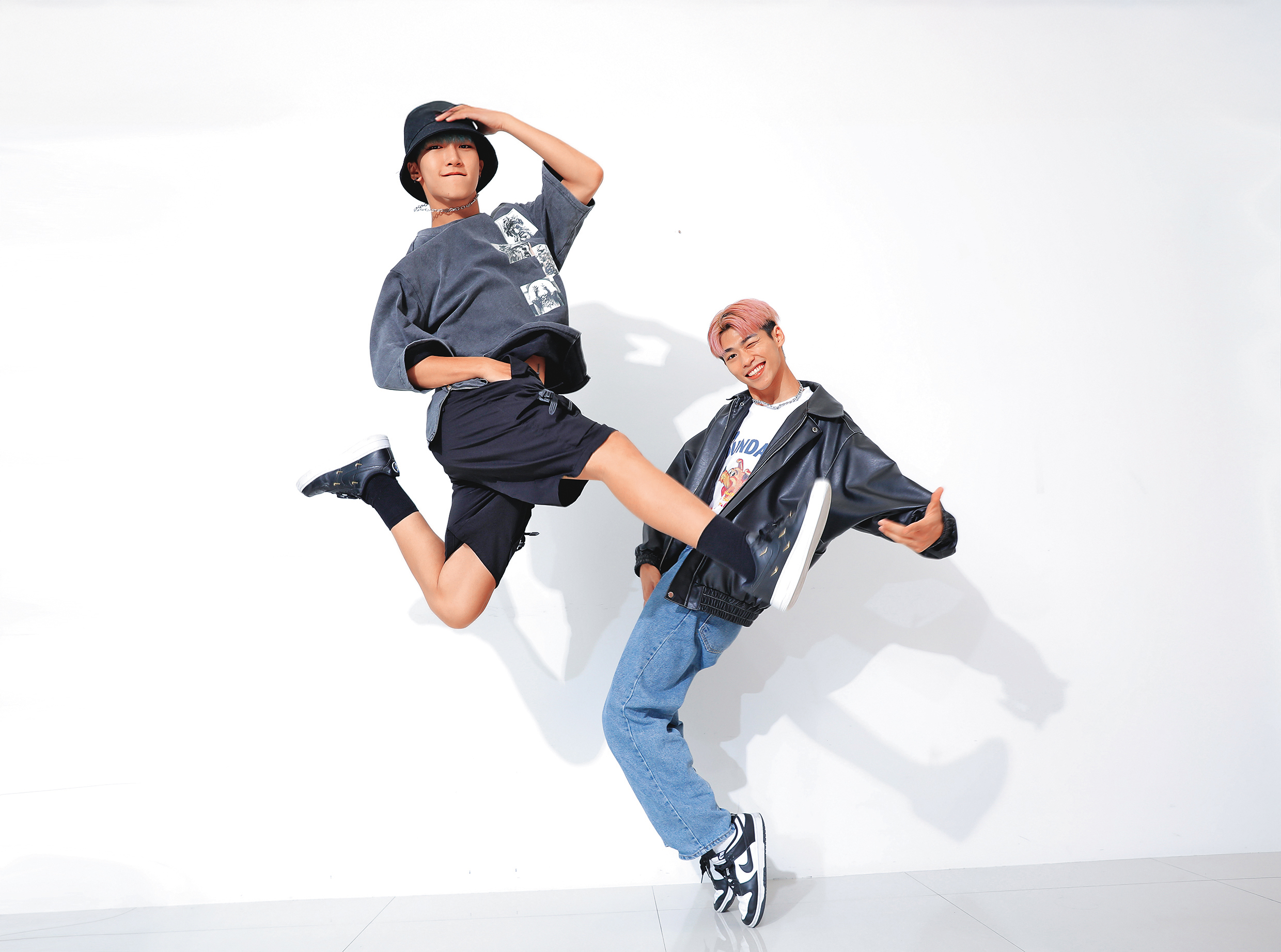 小孩(左)跟蔡承祐(右)2022年曾經接受Podcast節目《娛樂私下說》專訪。