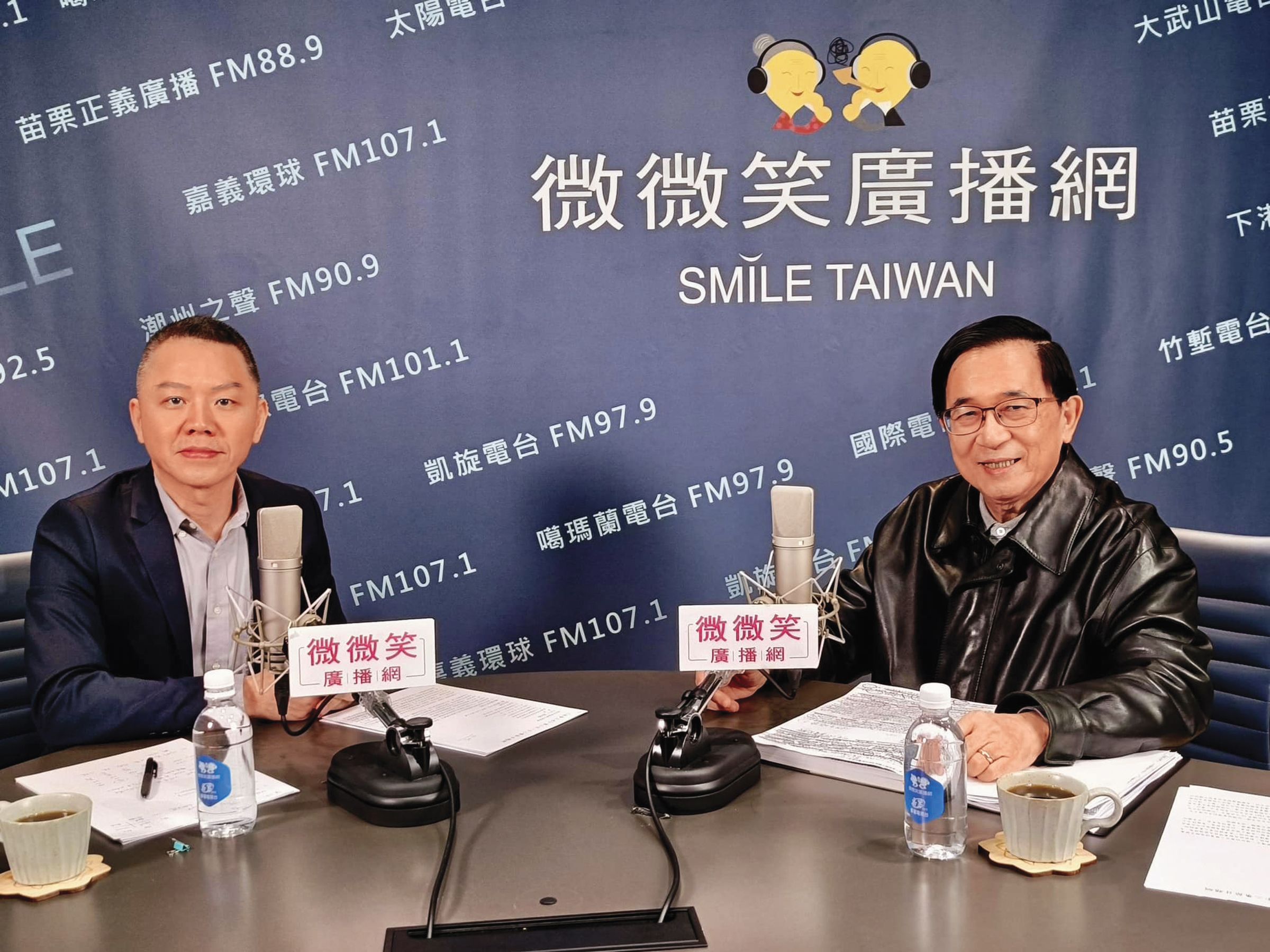 在川普就職前夕，阿扁（右）主持的《有夢上水》邀訪郭育仁教授（左）談論川普施政對台影響。（翻攝自陳水扁新勇哥物語臉書粉專）