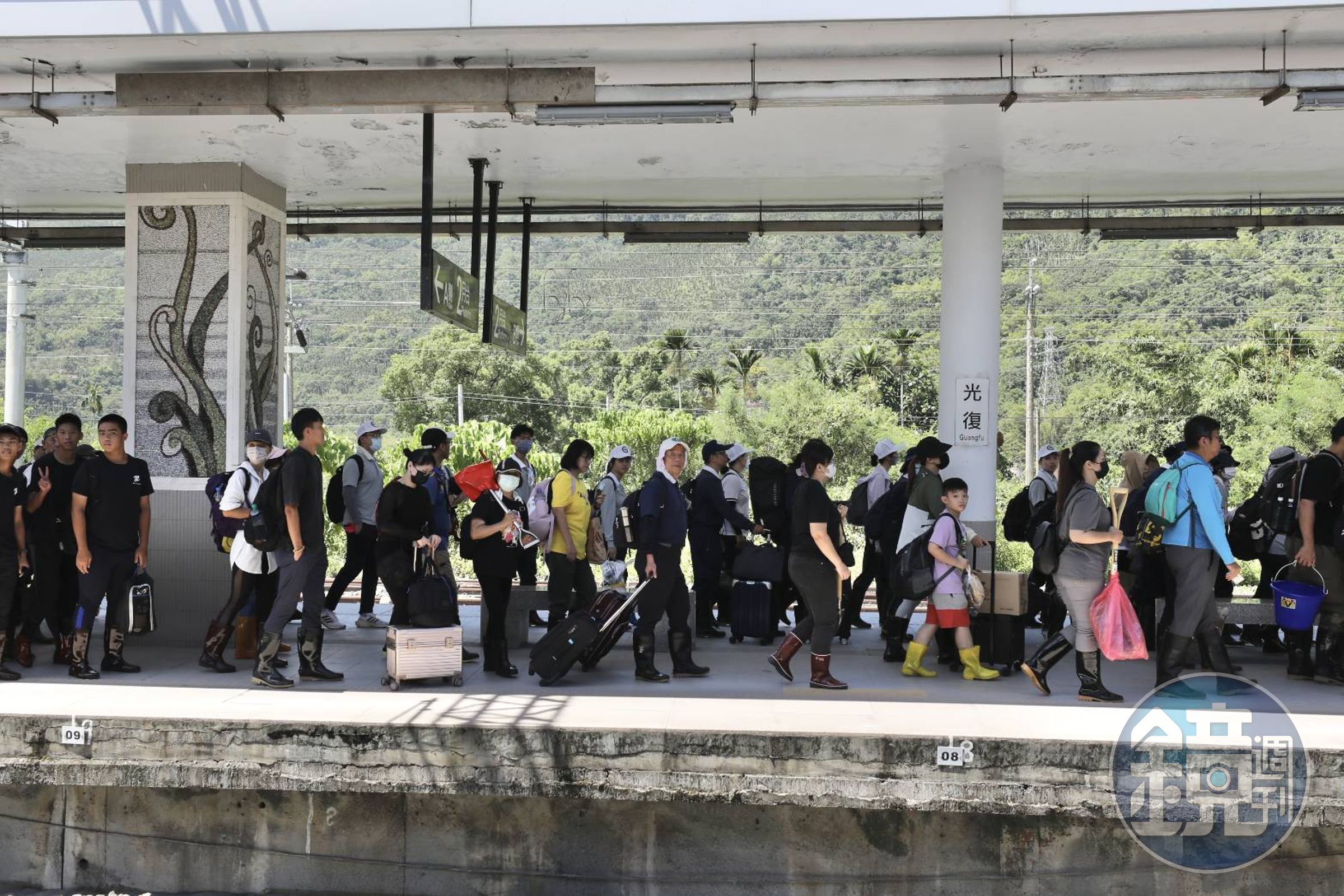 大批志工湧入光復車站。