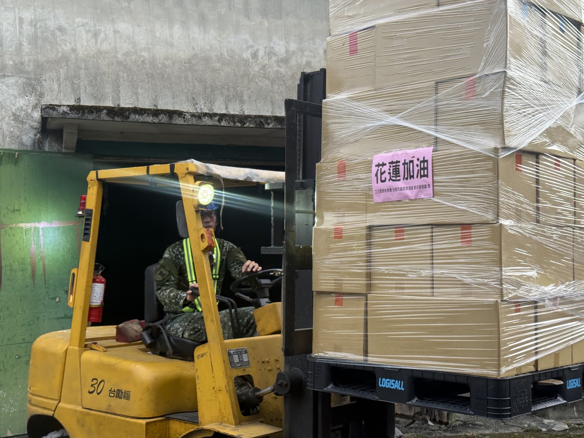 林俊憲發文表示，「花蓮，我們到了！」感謝台南鄉親，他已將大家的愛心都送到花蓮了。（翻攝自臉書@林俊憲）