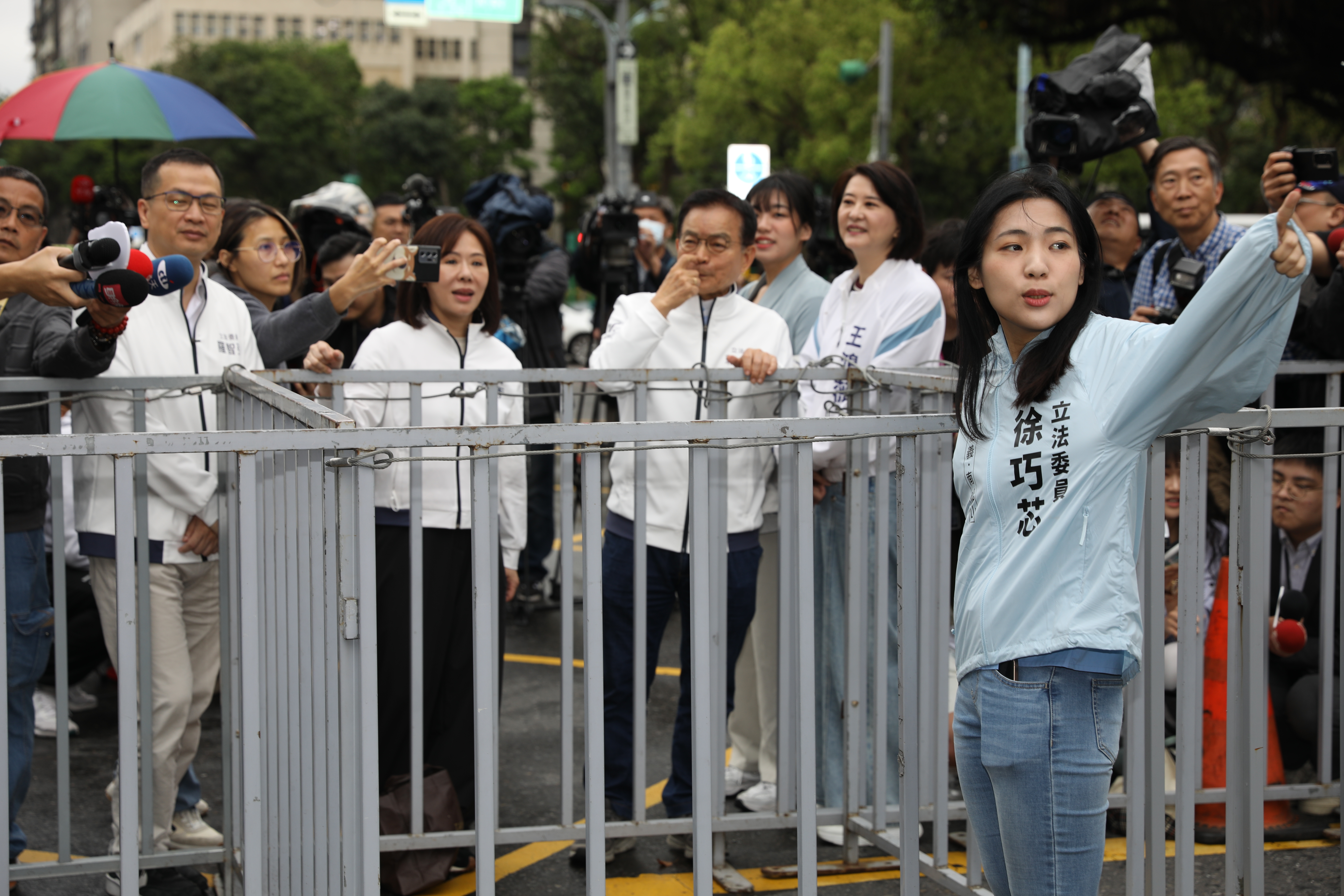 國民黨衝北院聲援黃呂錦茹，立委徐巧芯闖入管制區。