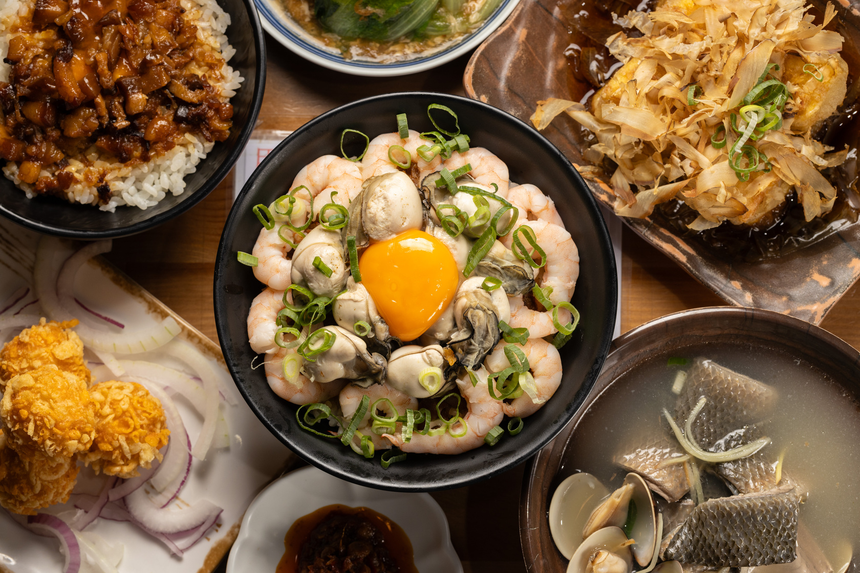 桃園龜山「梅菊手作魯肉飯」原是賣一般的滷肉飯，後來才應客人要求加入爆量的蚵仔與鮮蝦。