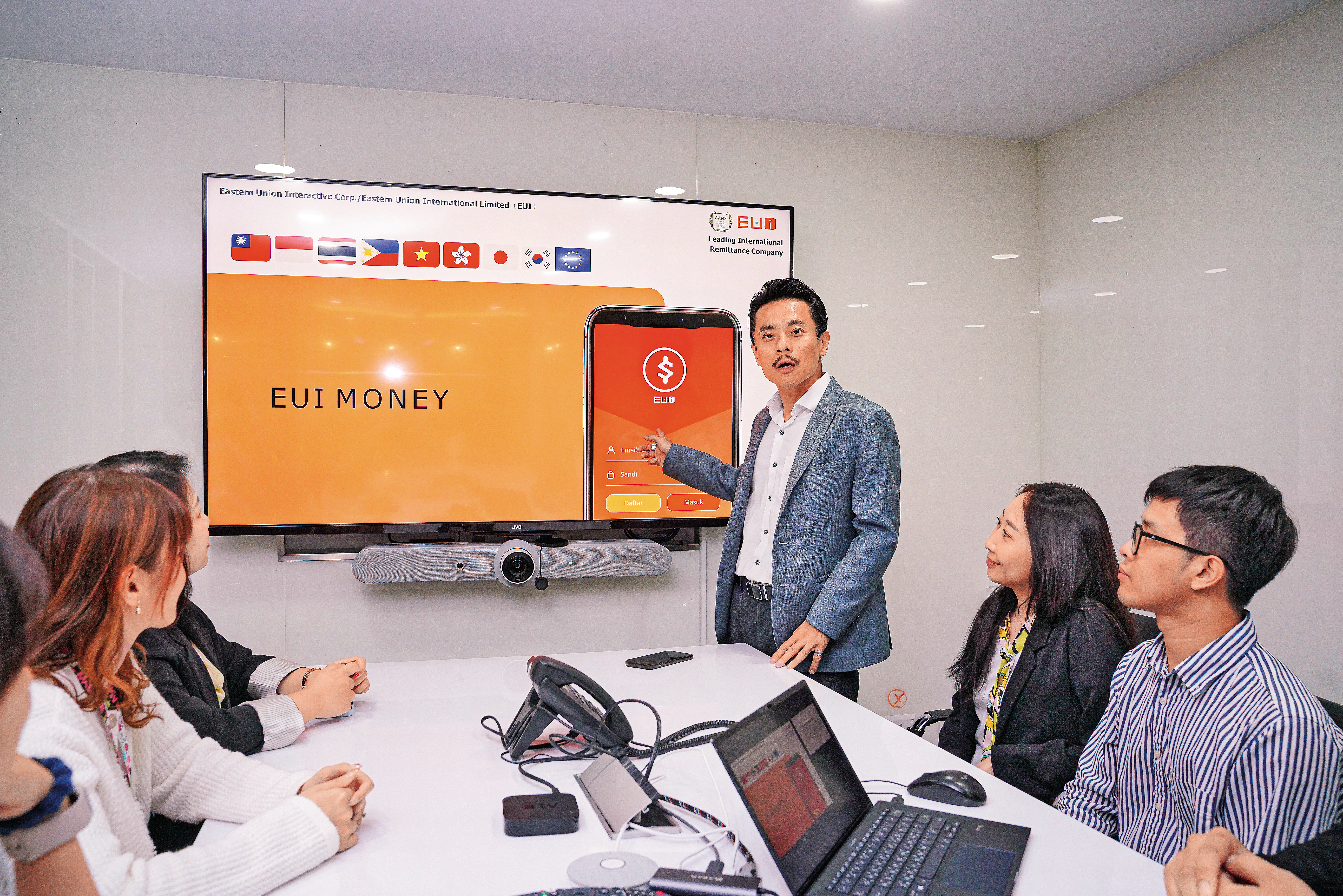 吳侑勳大膽晉用多國籍人才，使用相同母語，減少顧客距離感，達到留客效益。