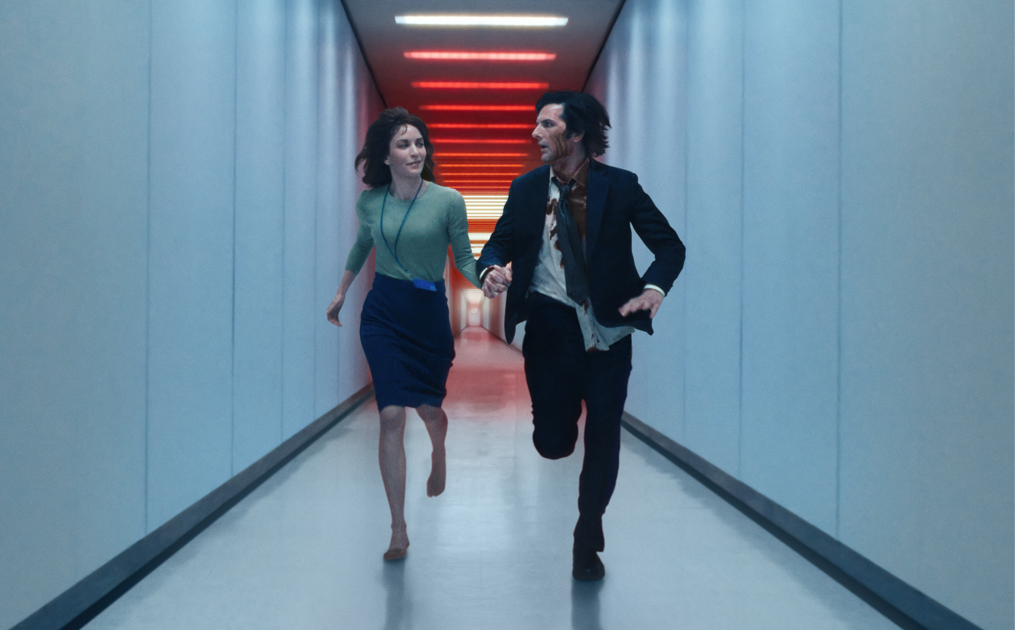 《人生切割術》第2季總共入圍27項，包括戲劇類男主角亞當史考特（右）與女主角布莉特洛薇爾（左）。（Apple TV+提供）