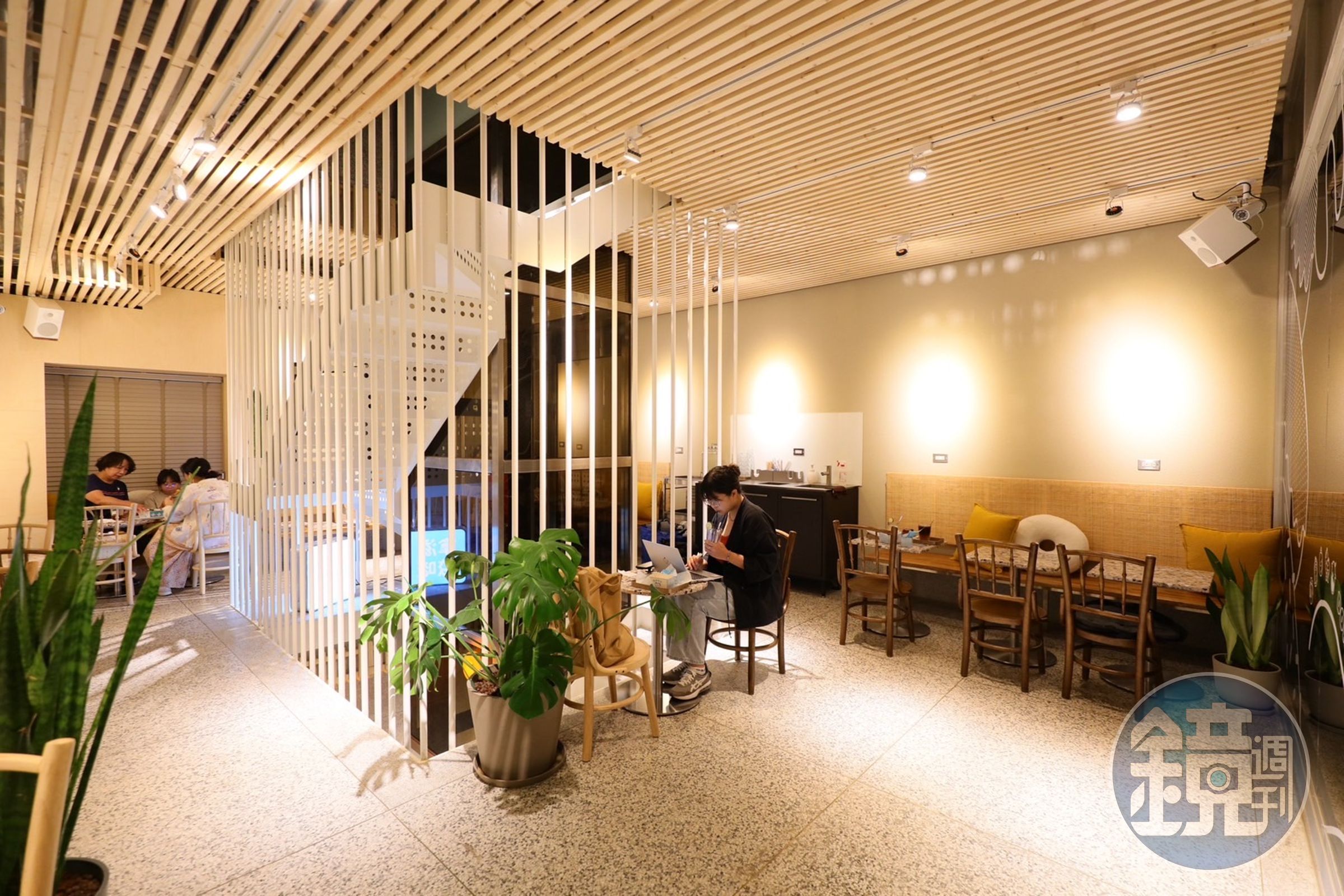 二樓的用餐空間寬敞、舒適,如同回家一般的溫馨,設計全由老闆湯高偉一手包辦。