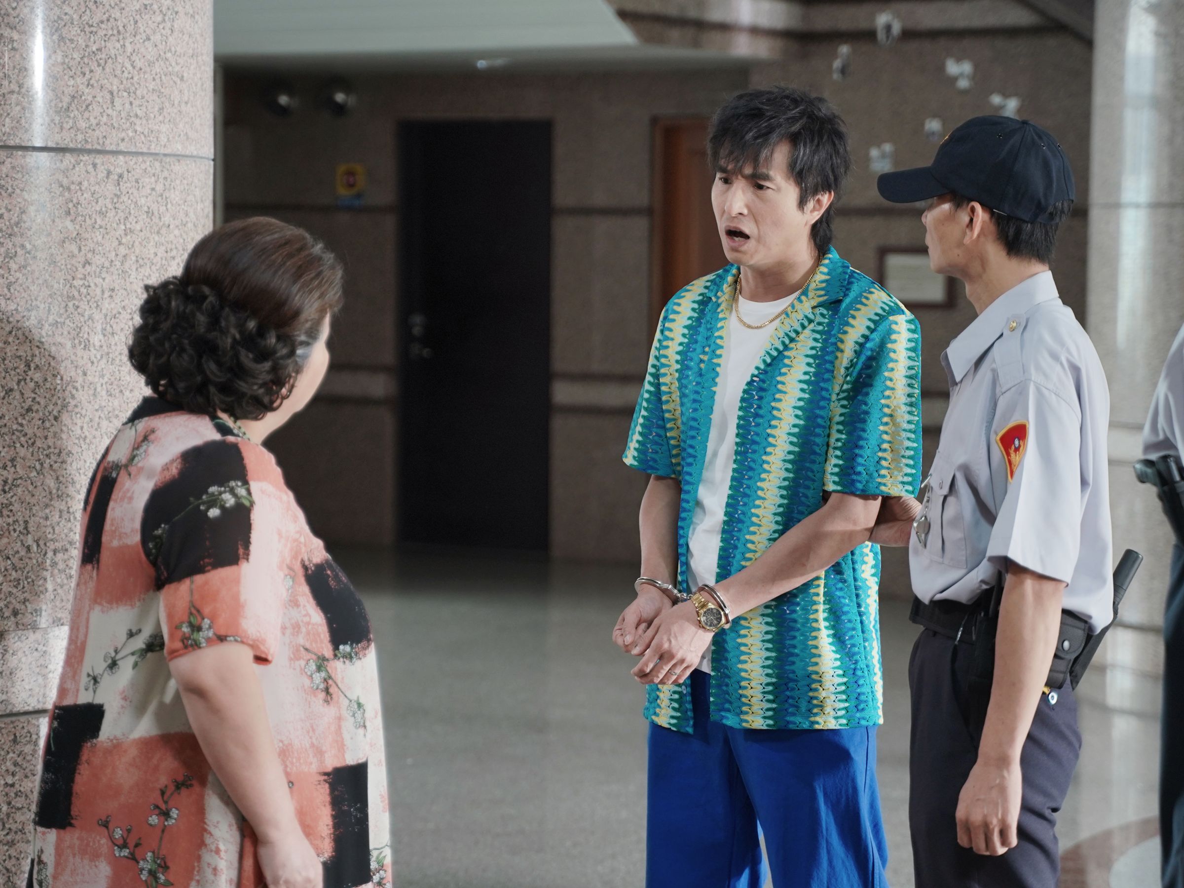 鍾欣凌竟在法院遇上被上銬的兒子。(公視提供)