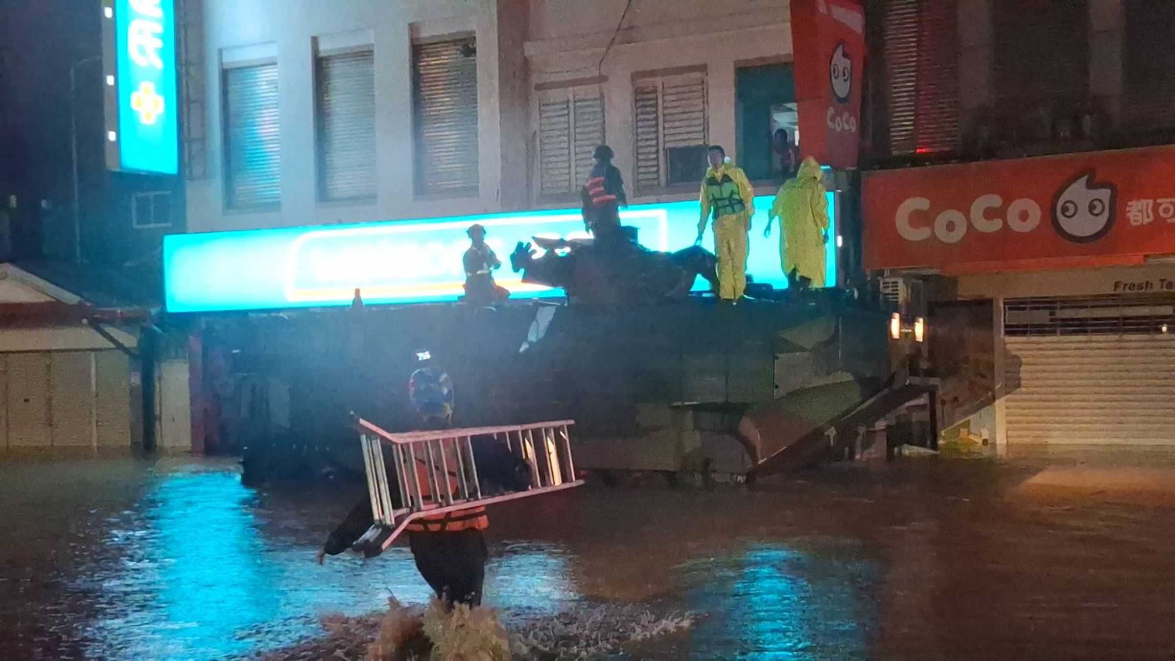 AAV7軍用兩棲車搭配鋁梯以及橡皮艇,協助受困二樓的民眾脫困。(翻攝自蘇澳鎮公所臉書)