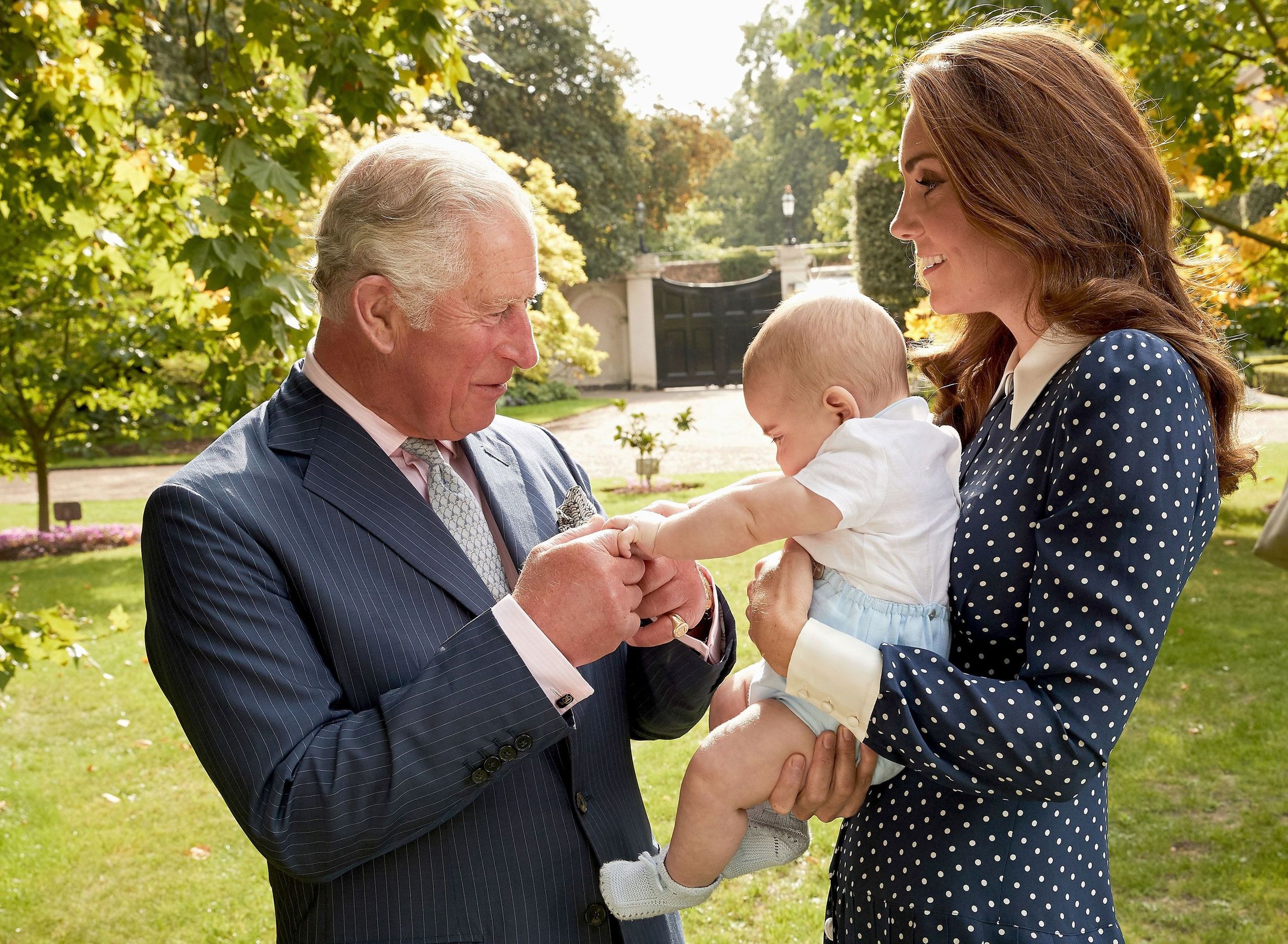 查爾斯三世(左)讚凱特王妃(右)是他「心愛的兒媳婦」。(翻攝@KensingtonRoyal X)