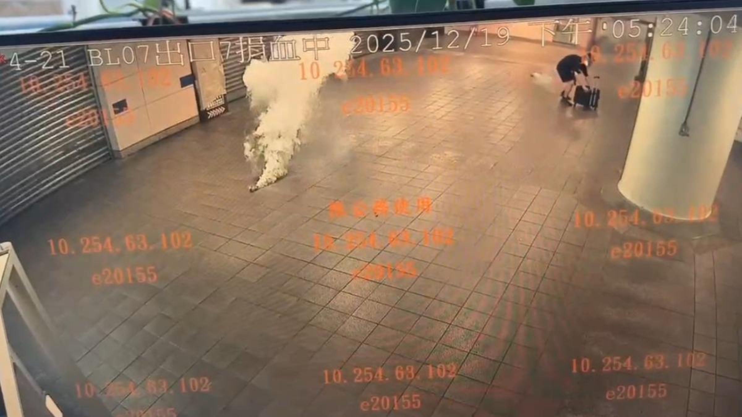 台北捷運板南線台北車站M8出口及中山站今發生煙霧彈攻擊事件，嫌犯闖入月台犯案畫面曝光。（翻攝畫面）