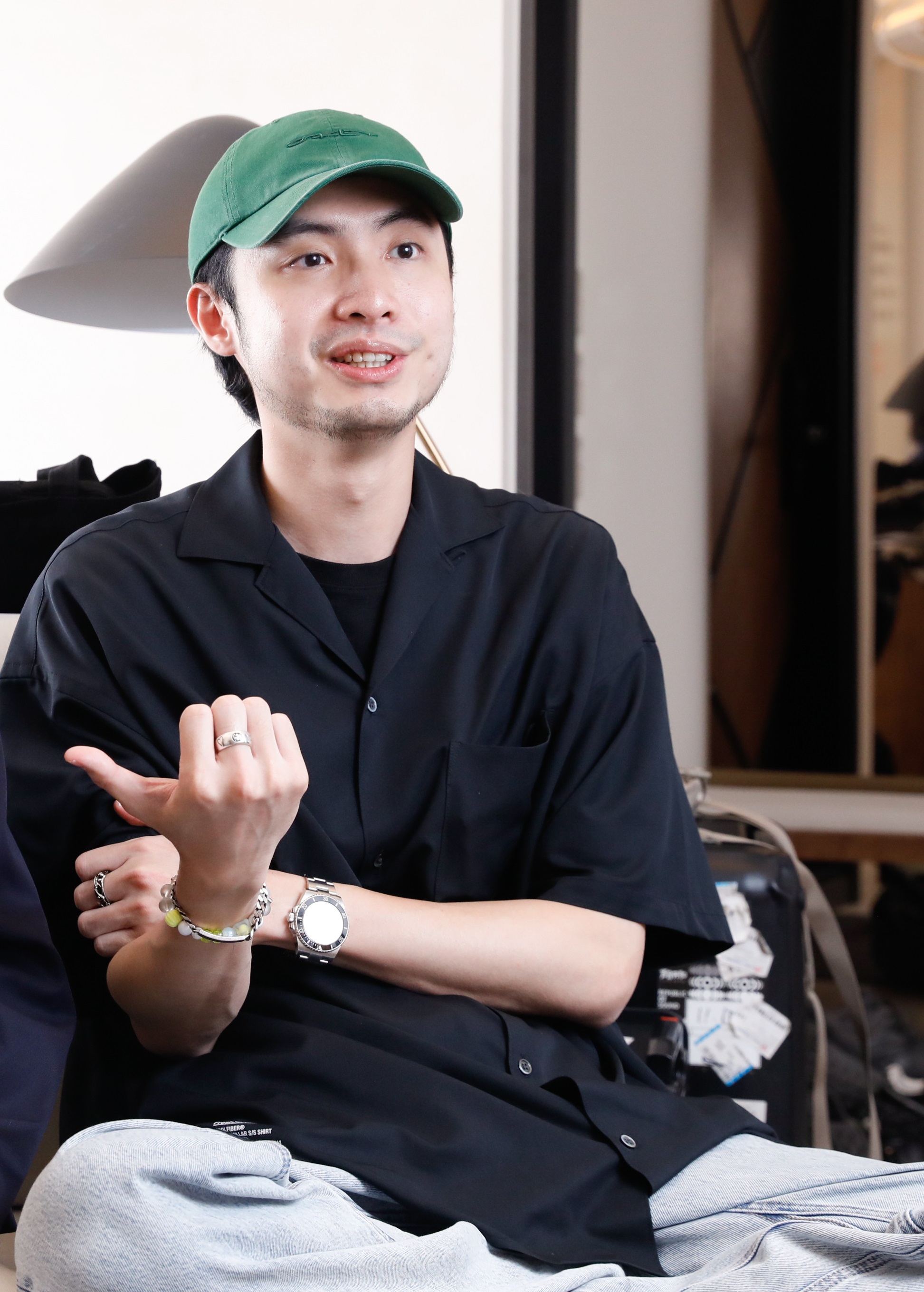 椅子樂團製作人黃榮毅認為，國際交流能拓展產業人脈，帶來機會。