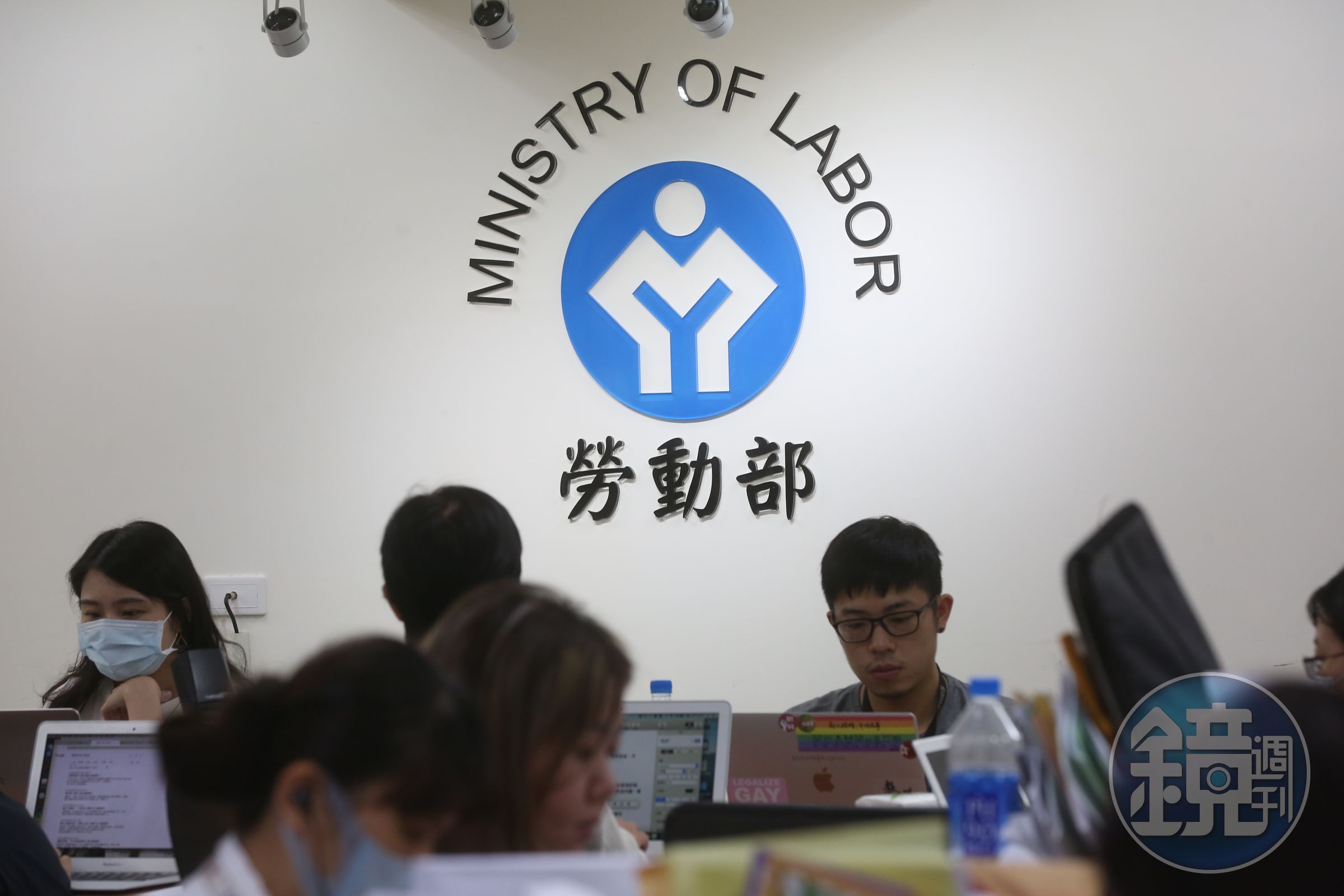針對員工疑似遭霸凌輕生案,勞動部已組成專案小組,著手釐清案情。